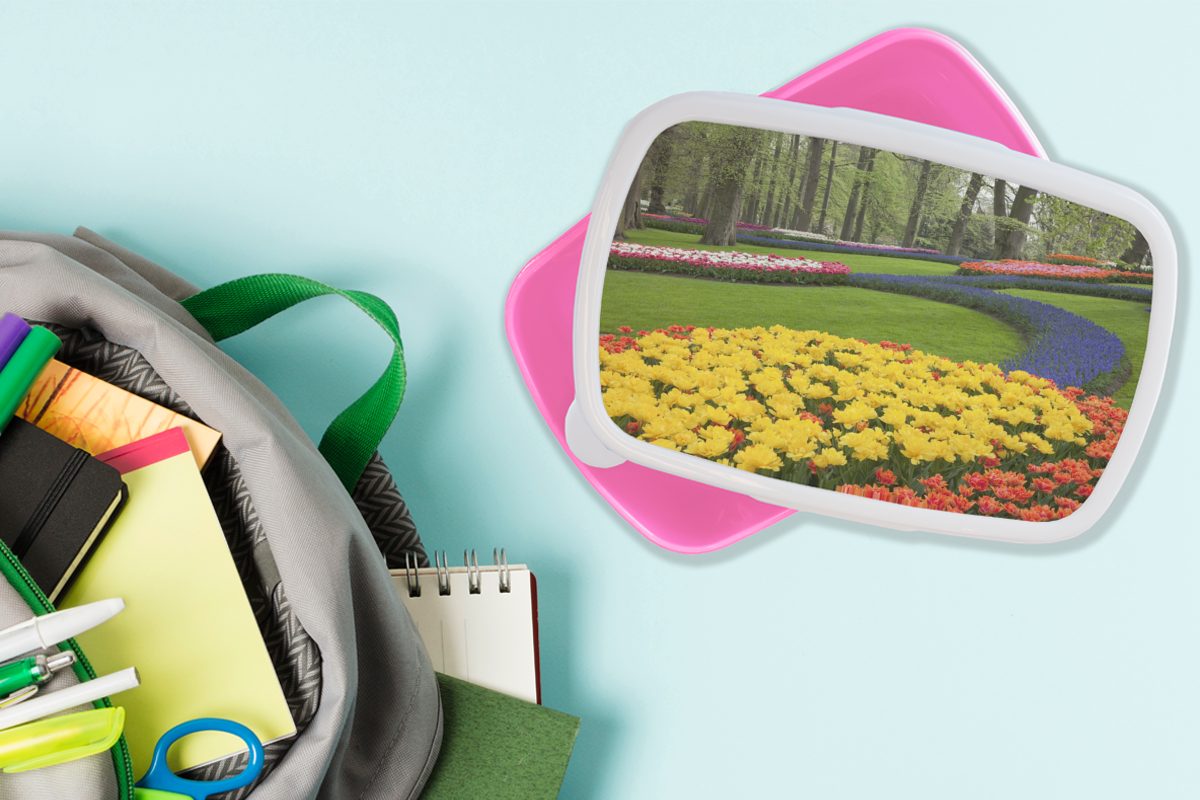 MuchoWow Lunchbox Blumen im Gras Kinder, Brotbox auf rosa Keukenhof Erwachsene, für (2-tlg), Kunststoff Kunststoff, Snackbox, dem Brotdose Holland., Mädchen, in