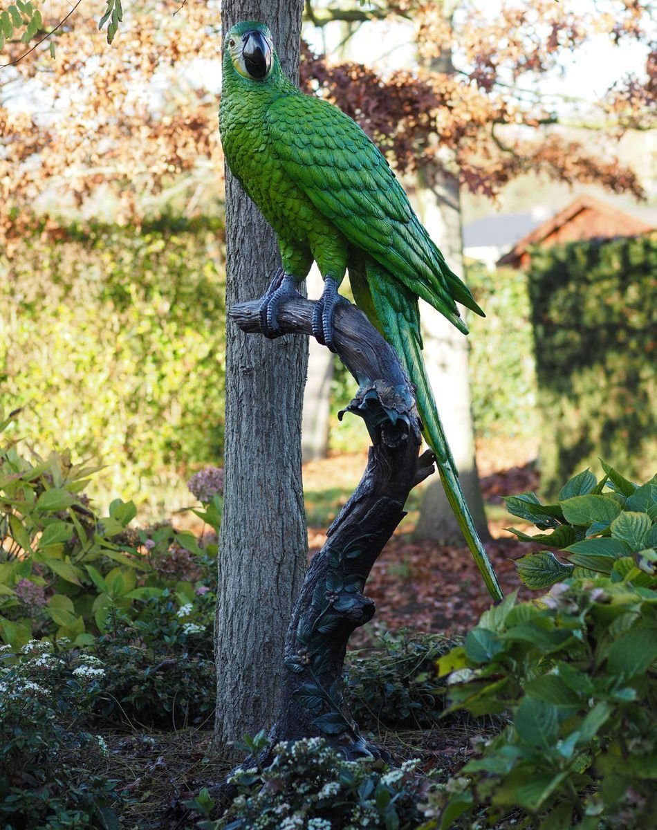 Skulptur Bronzefigur grüner Papagei auf Baumstamm