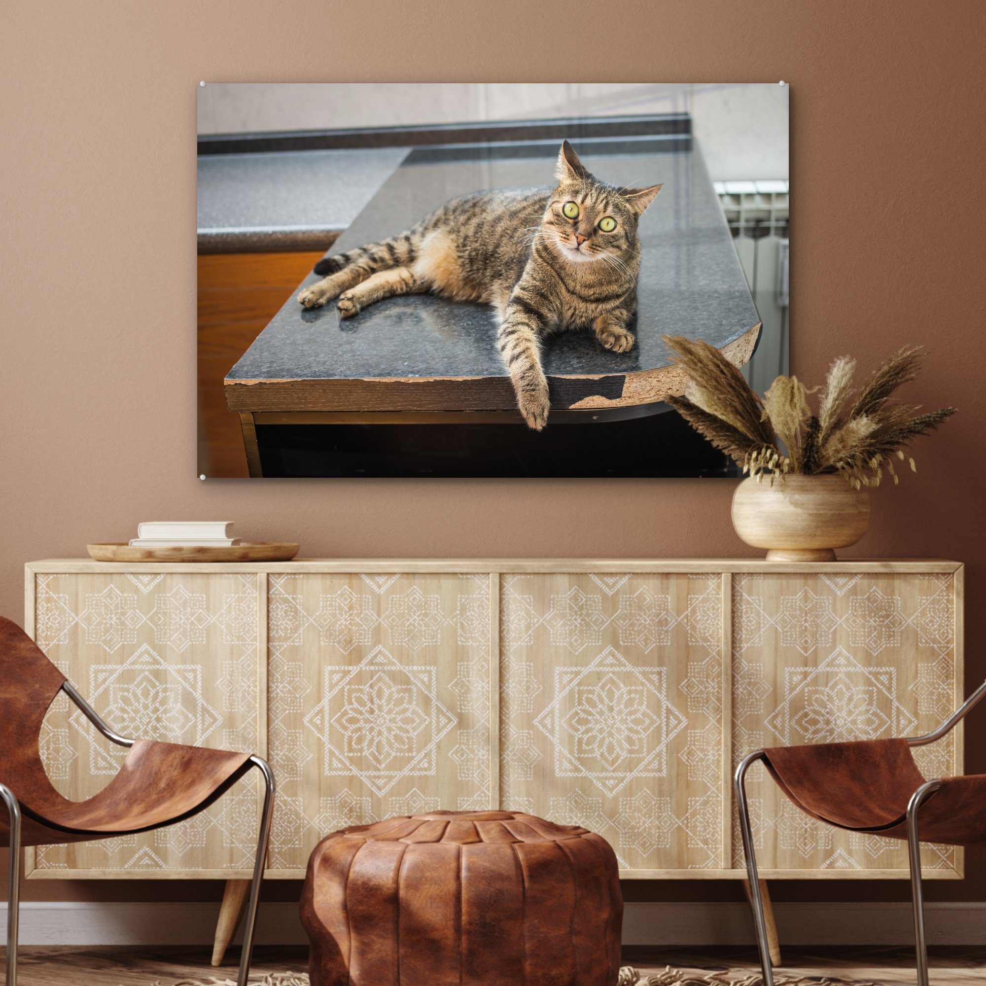 Schlafzimmer Eine liegend, St), (1 MuchoWow Tigerkatze & Wohnzimmer auf Holztisch einem Acrylglasbild Acrylglasbilder