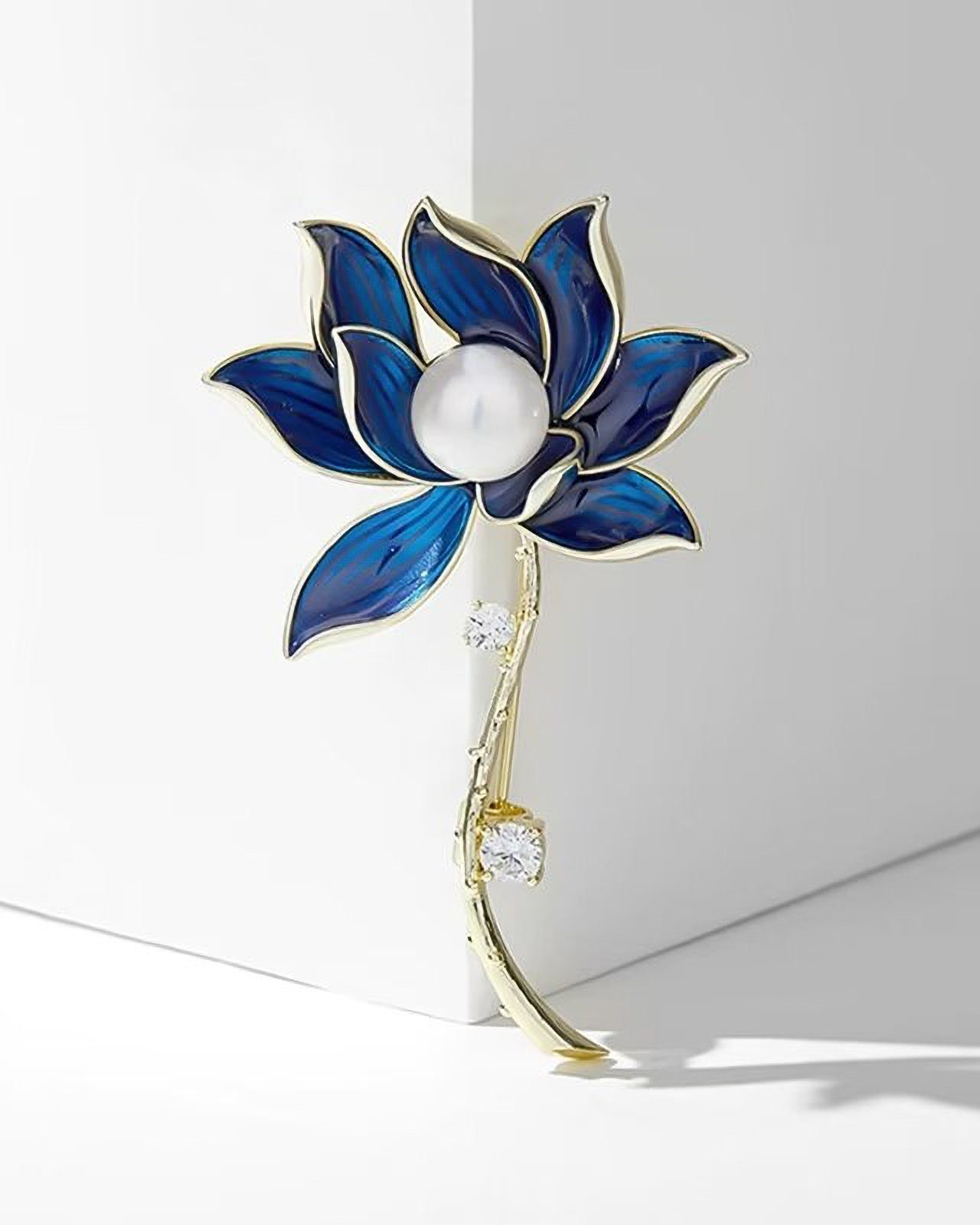 Glassteinen, Perle", Strass MayTree und (1-tlg), blau einer Metallbrosche "Lotus und mit Zierperle Brosche