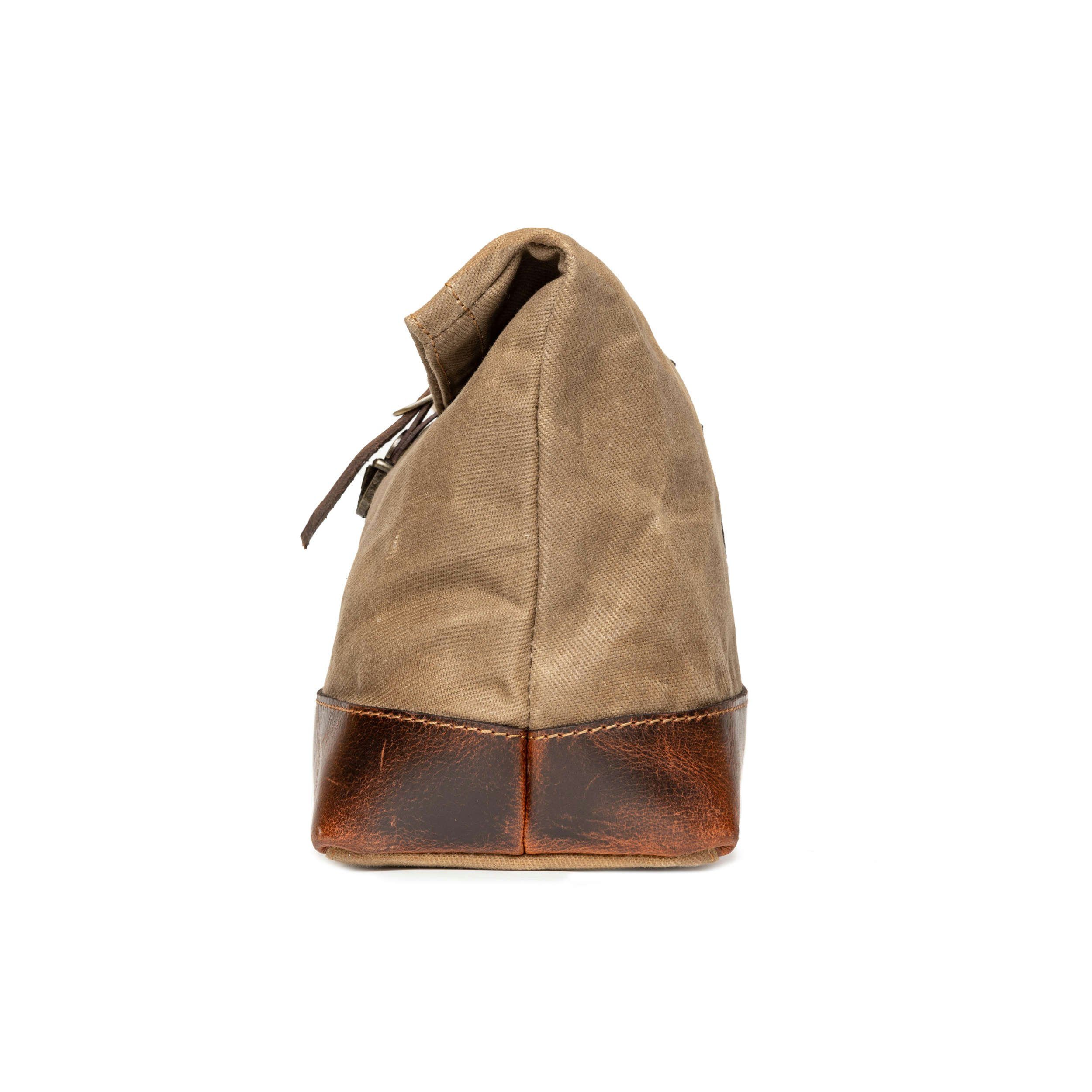 DRAKENSBERG Kulturbeutel »Otis« Khaki-Sand, große wasserfeste Fold-Top Kulturtasche, gewachstes Canvas, Leder
