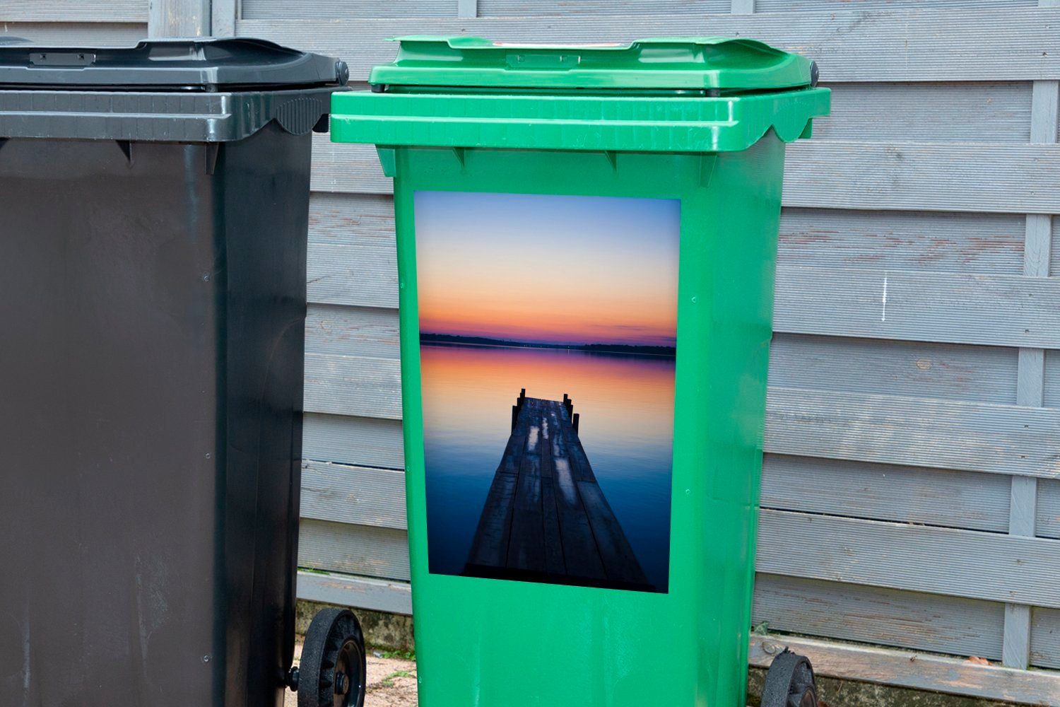 MuchoWow Pier Container, St), Wandsticker Mülltonne, Mülleimer-aufkleber, Sticker, Abfalbehälter (1 bei Sonnenaufgang