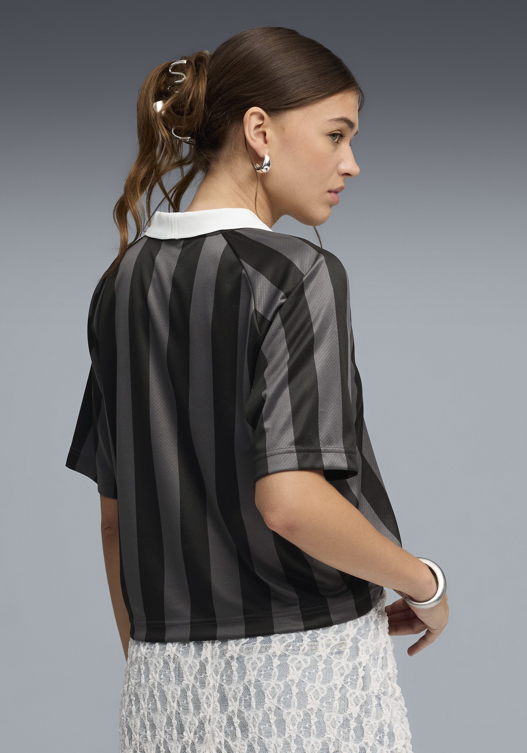 PUMA T-Shirt ESS JERSEY lockere Passform, Kurzarm, atmungsaktiv, mit V-Ausschnitt