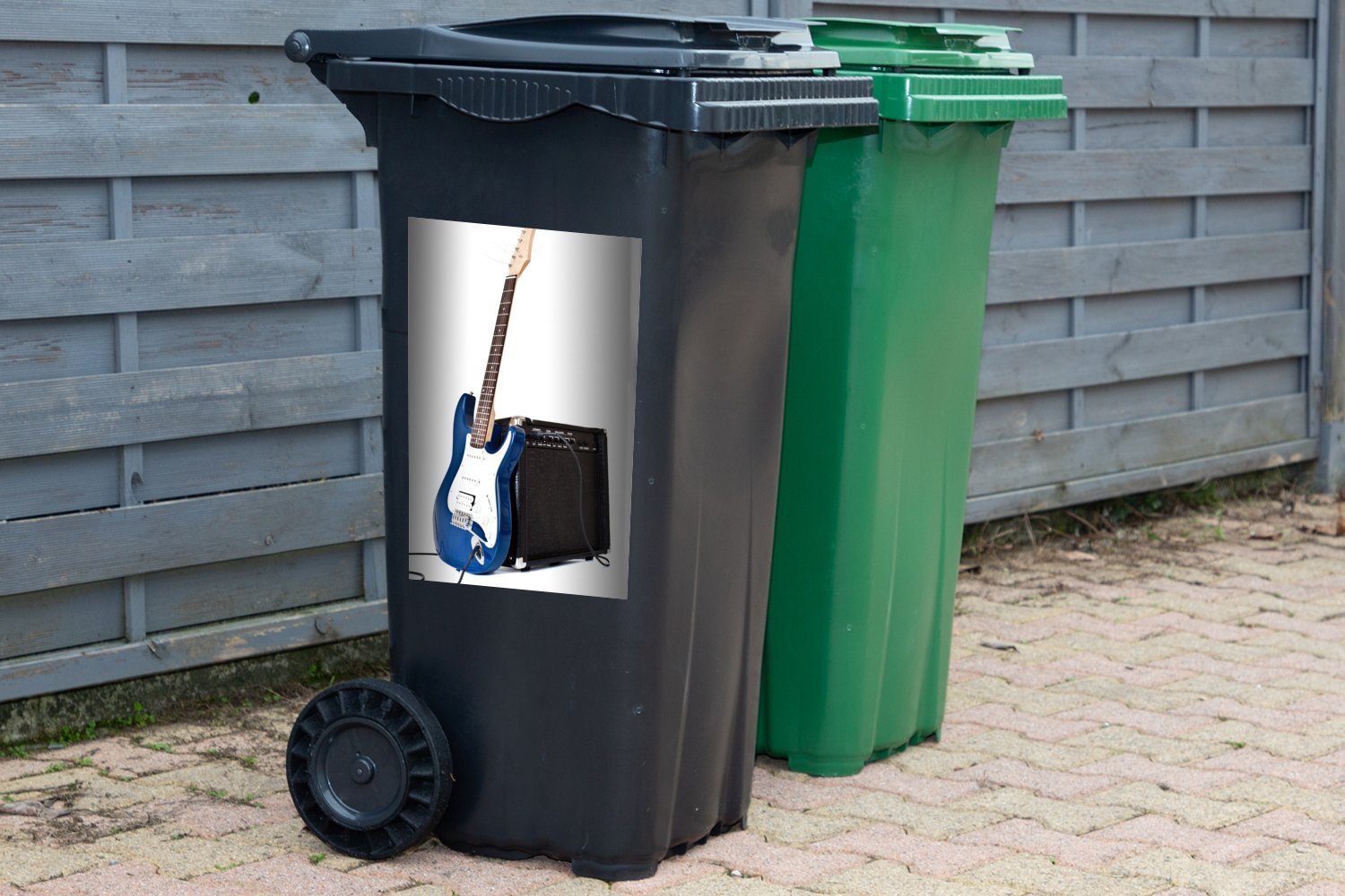 gelehnt St), Container, Mülleimer-aufkleber, MuchoWow Verstärker Mülltonne, ist (1 Wandsticker E-Gitarre, Eine einen die Abfalbehälter Sticker, an