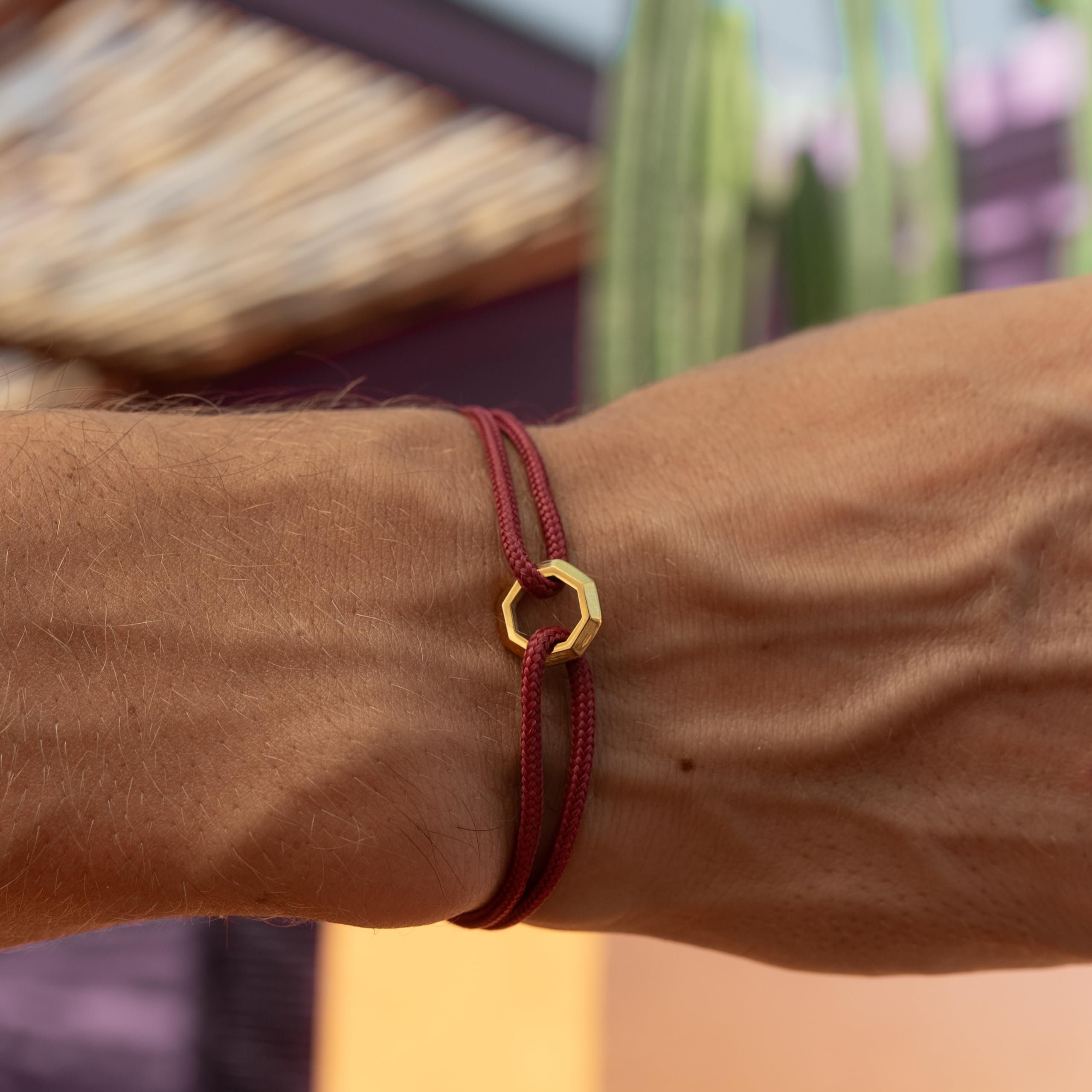 Made by Nami Armband Herren & Damen Surfer Segeltau Armband Rot, Handgemacht & Geflochten - Maritimes & Minimalistisches Armband