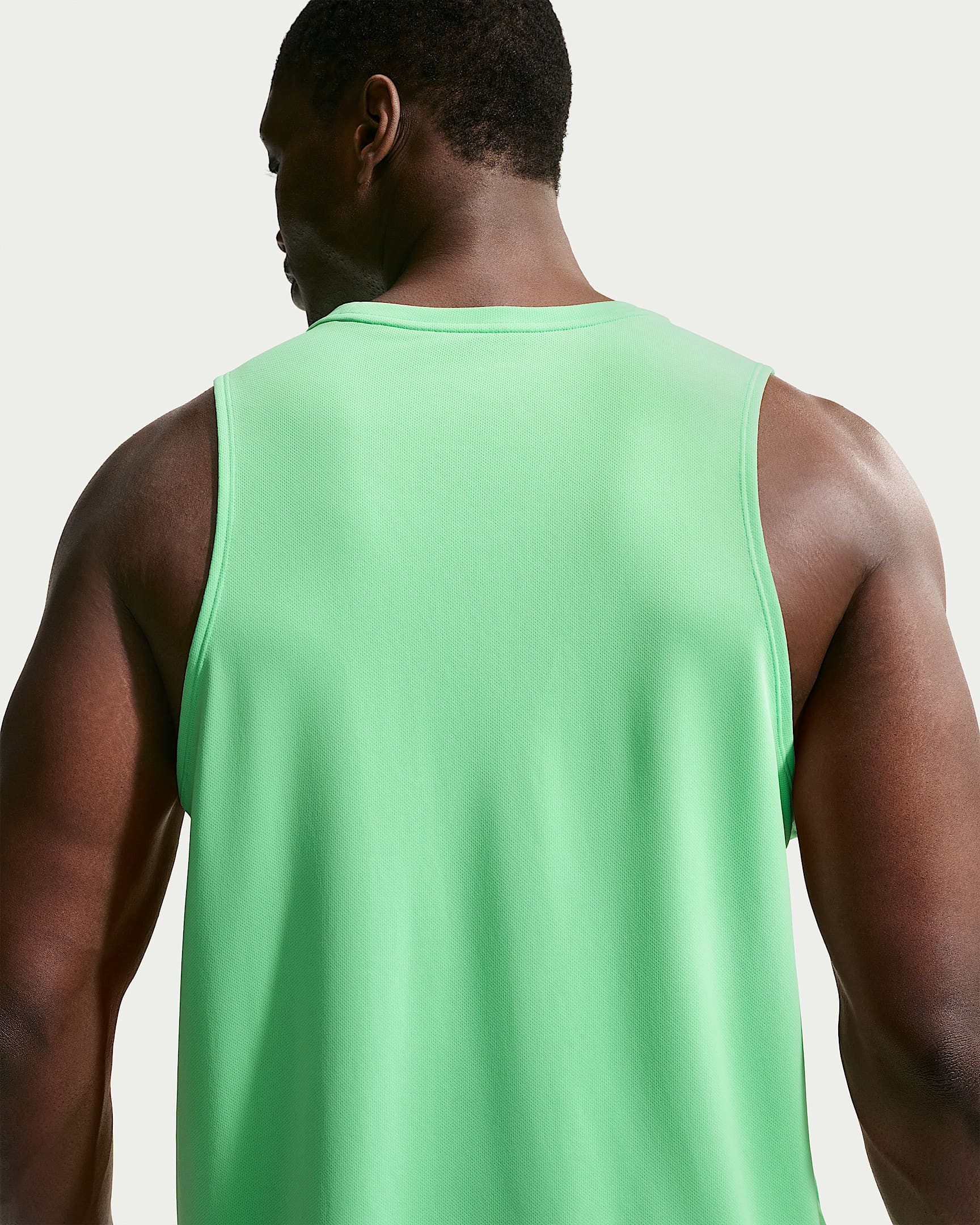 Nike Tanktop Nike Miler Men's Dri-FIT Running Tank mit reflektierenden Details, atmungsaktives Material