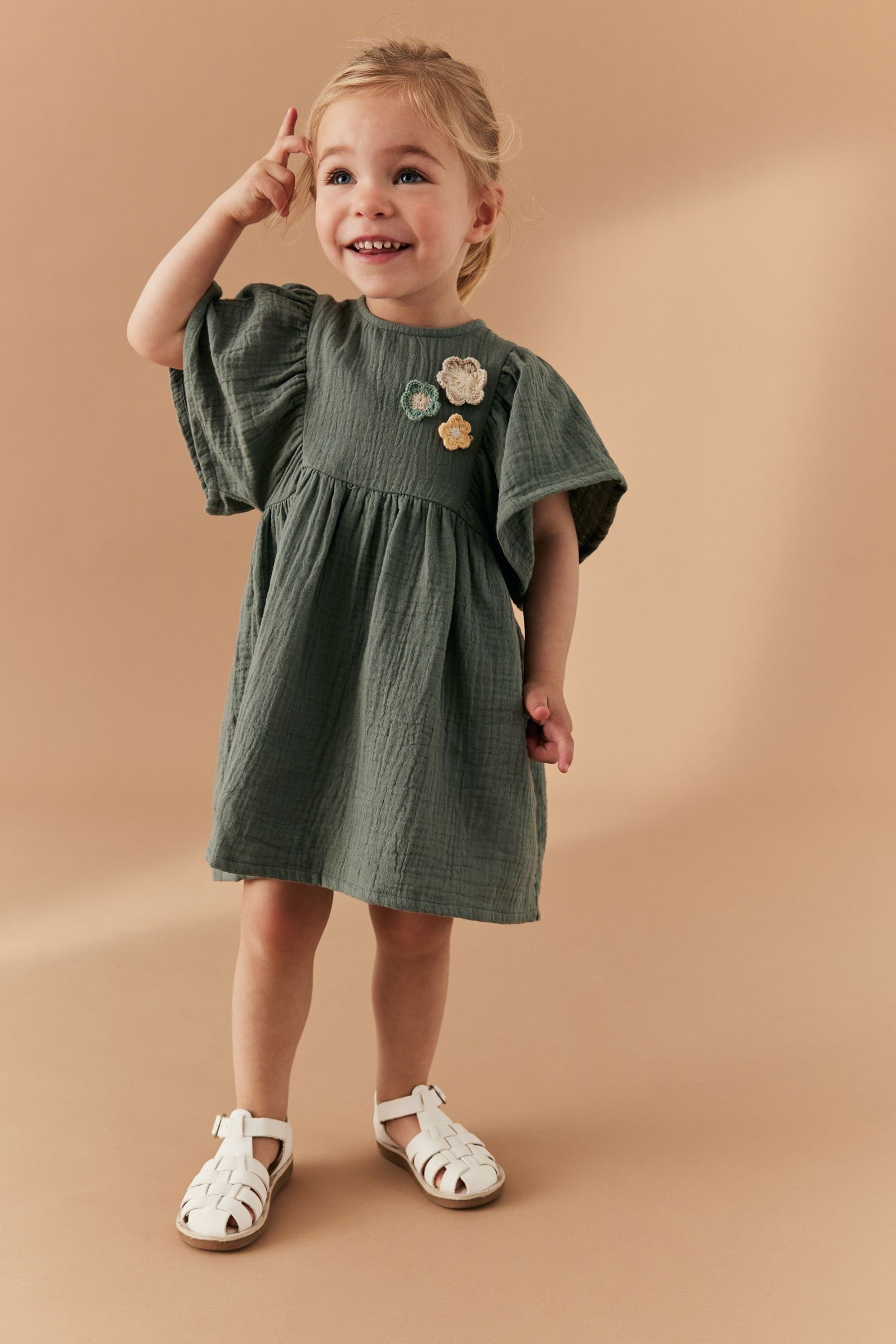 Next Sommerkleid Kleid mit Häkelblume (1-tlg)