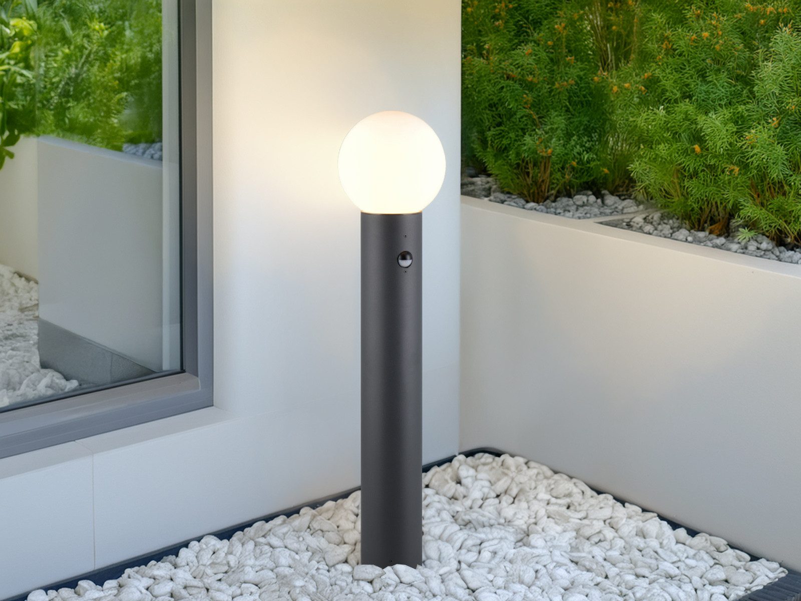 TRIO Leuchten LED Pollerleuchte mit Glaskugel, Höhe 80cm, Bewegungsmelder, LED wechselbar, warmweiß, Garten-beleuchtung mit Strom, Retro Wegbeleuchtung mit Bewegungssensor