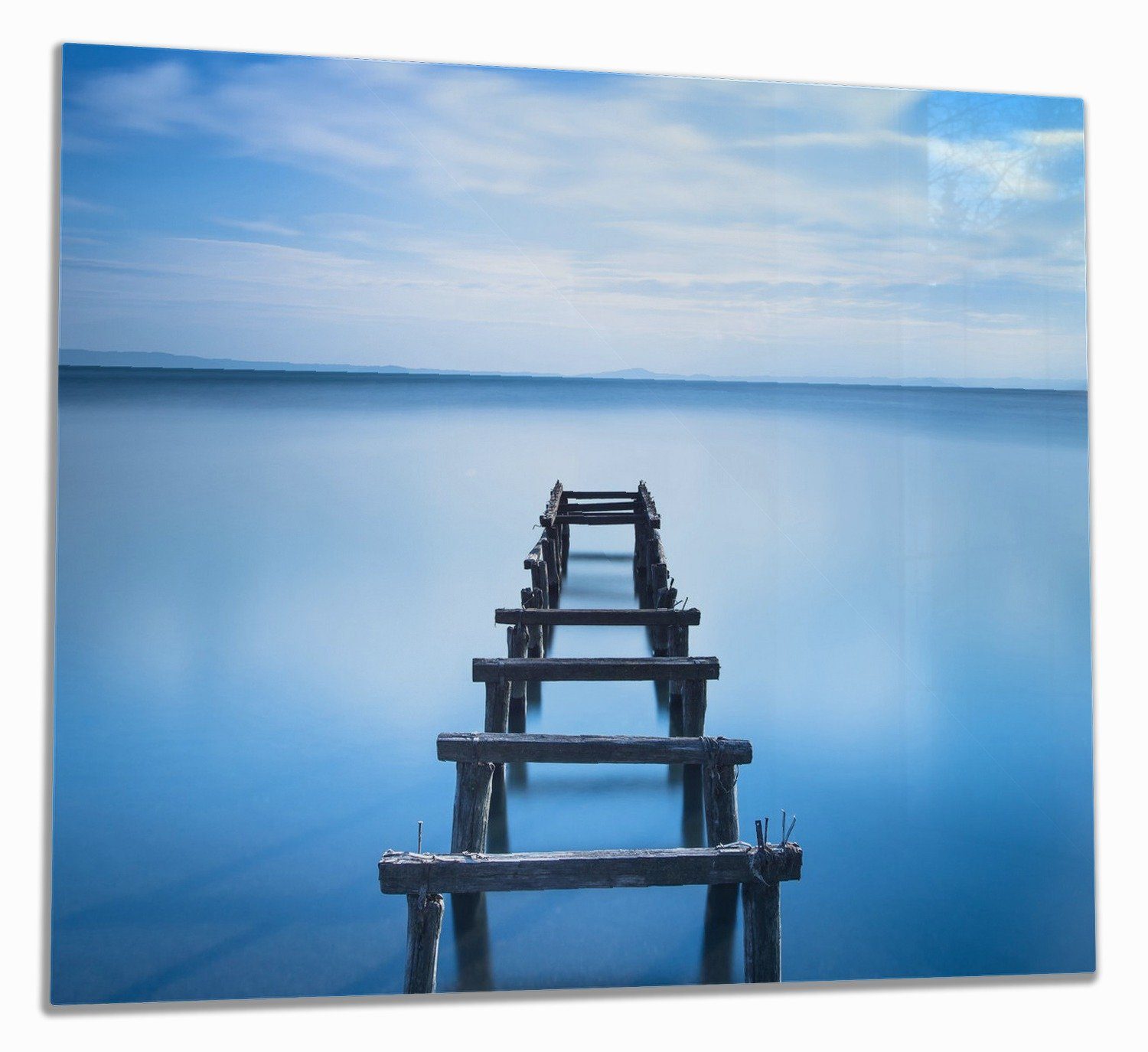 Wallario Herd-Abdeckplatte Rustikaler Holzsteg im blauen See, ESG-Sicherheitsglas, (Glasplatte, 1 tlg., inkl. 5mm Noppen), verschiedene Größen