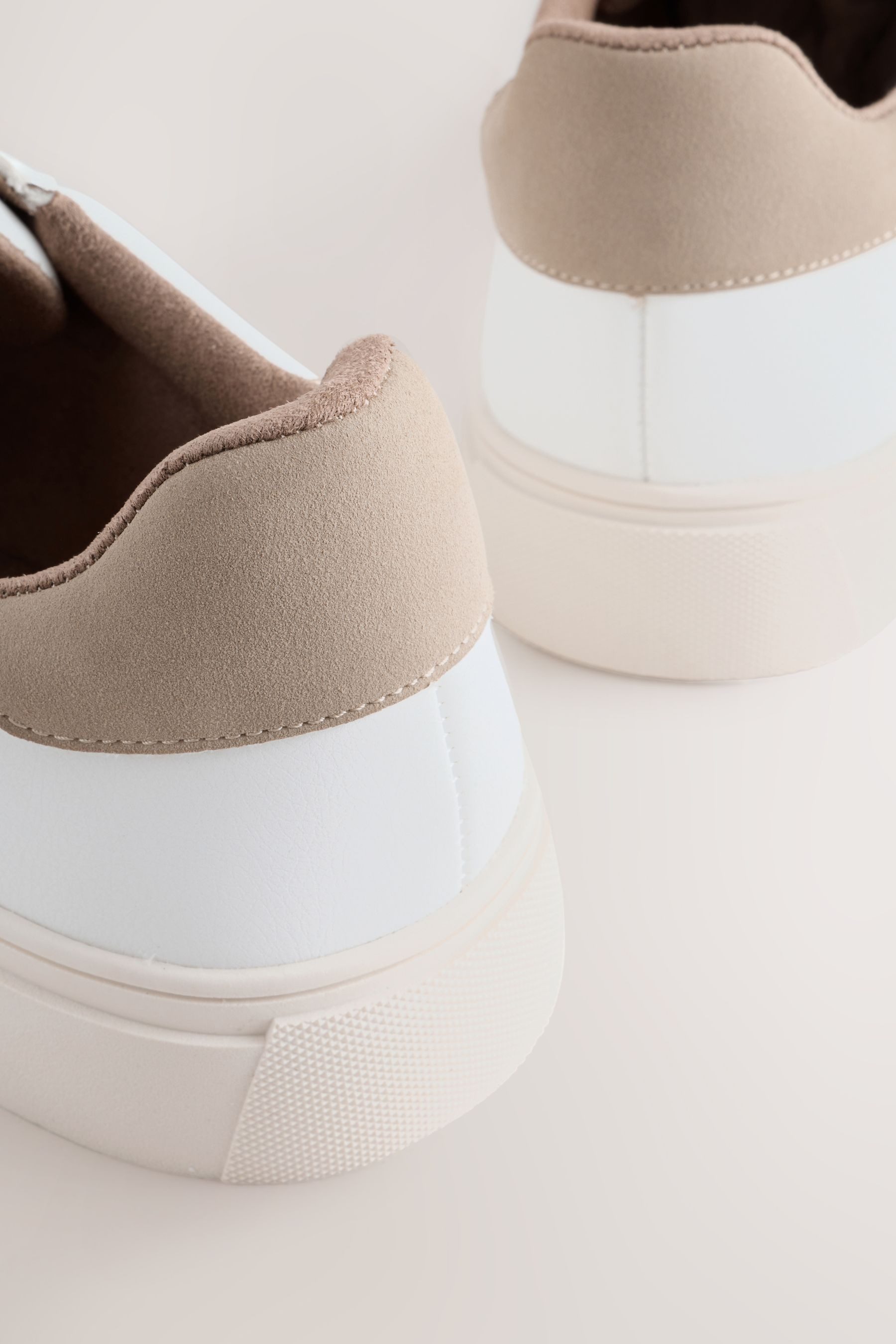 Next Lässig-elegante, längliche Sneaker, weite Passform Schnürschuh (1-tlg)