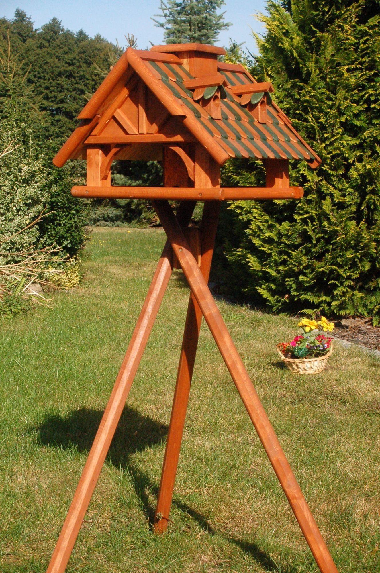 DSH DEKO SHOP HANNUSCH Vogelhaus Vogelhausständer wahlweise Farben versch. Holzschindeldach in oder Futterhäuschen und mit Solarbeleuchtung, ohne Vogelvilla Ständer Futterhaus V19 Braun/Grünmit Vogelhaus mit