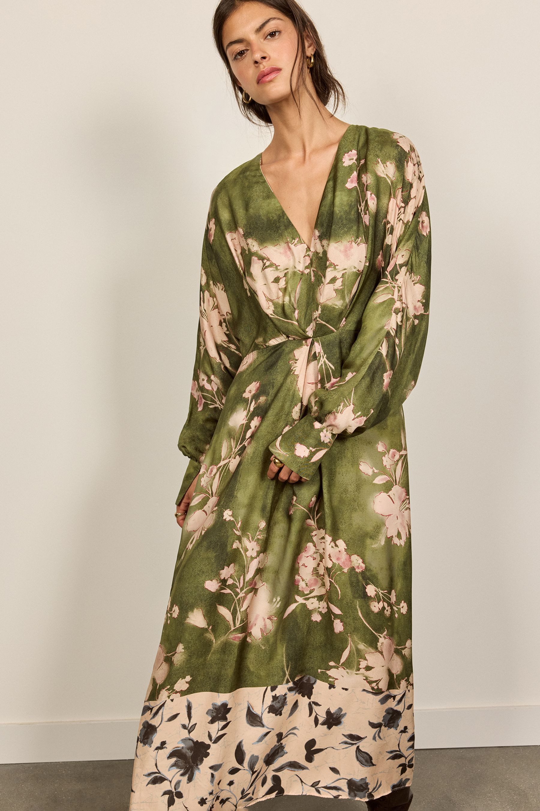 Bhoem Midikleid Kimono-Midikleid aus Satin mit Blumen-Print (1-tlg) – Bild 5 von 5