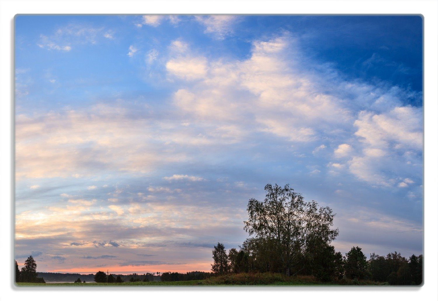 Wallario Frühstücksbrett Morgenhimmel über Wäldern und Wiesen, (inkl. rutschfester Gummifüße 4mm, 1-St), 20x30cm