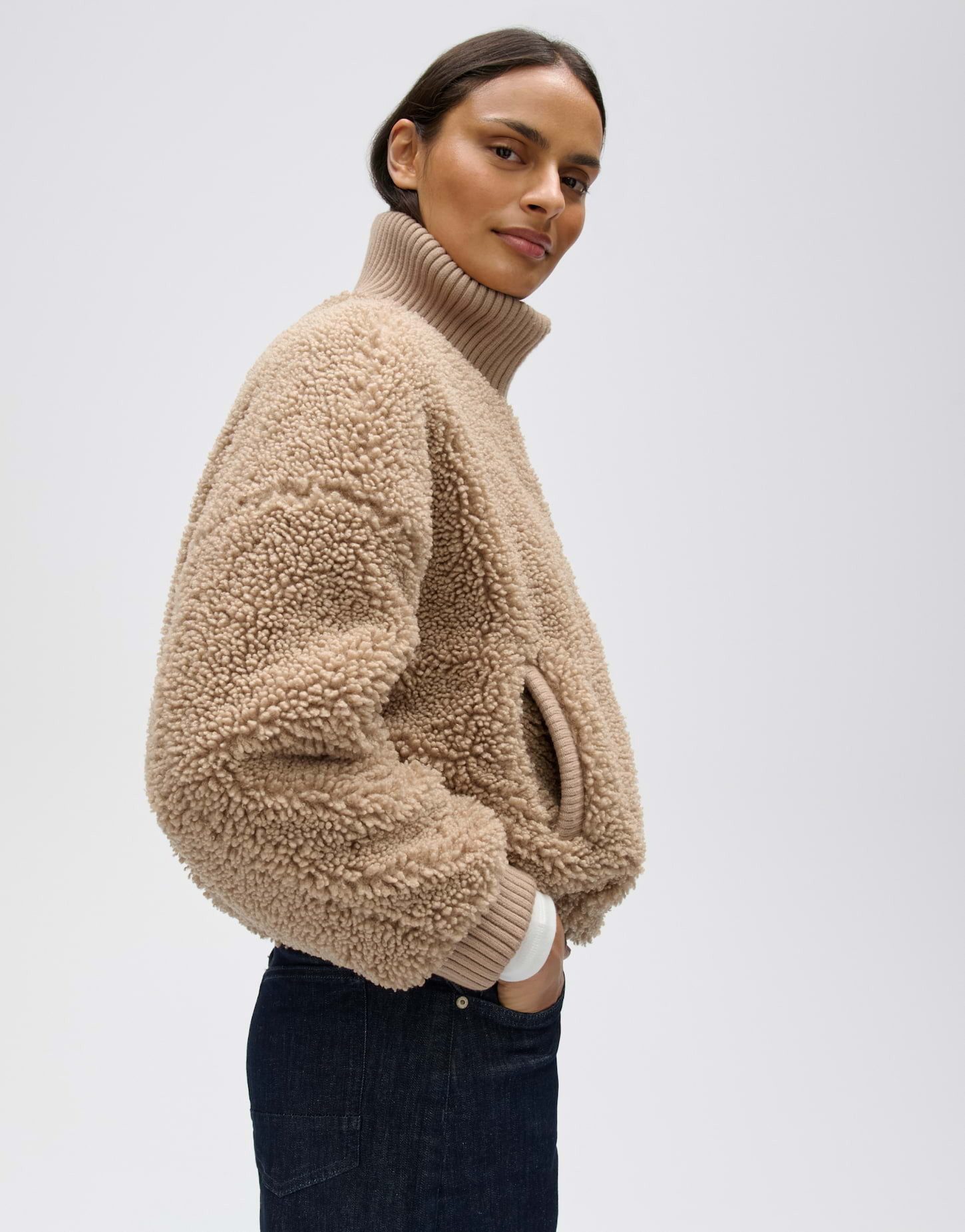 OPUS Bomberjacke Halkara aus weichem Teddyplüsch – Bild 5 von 5