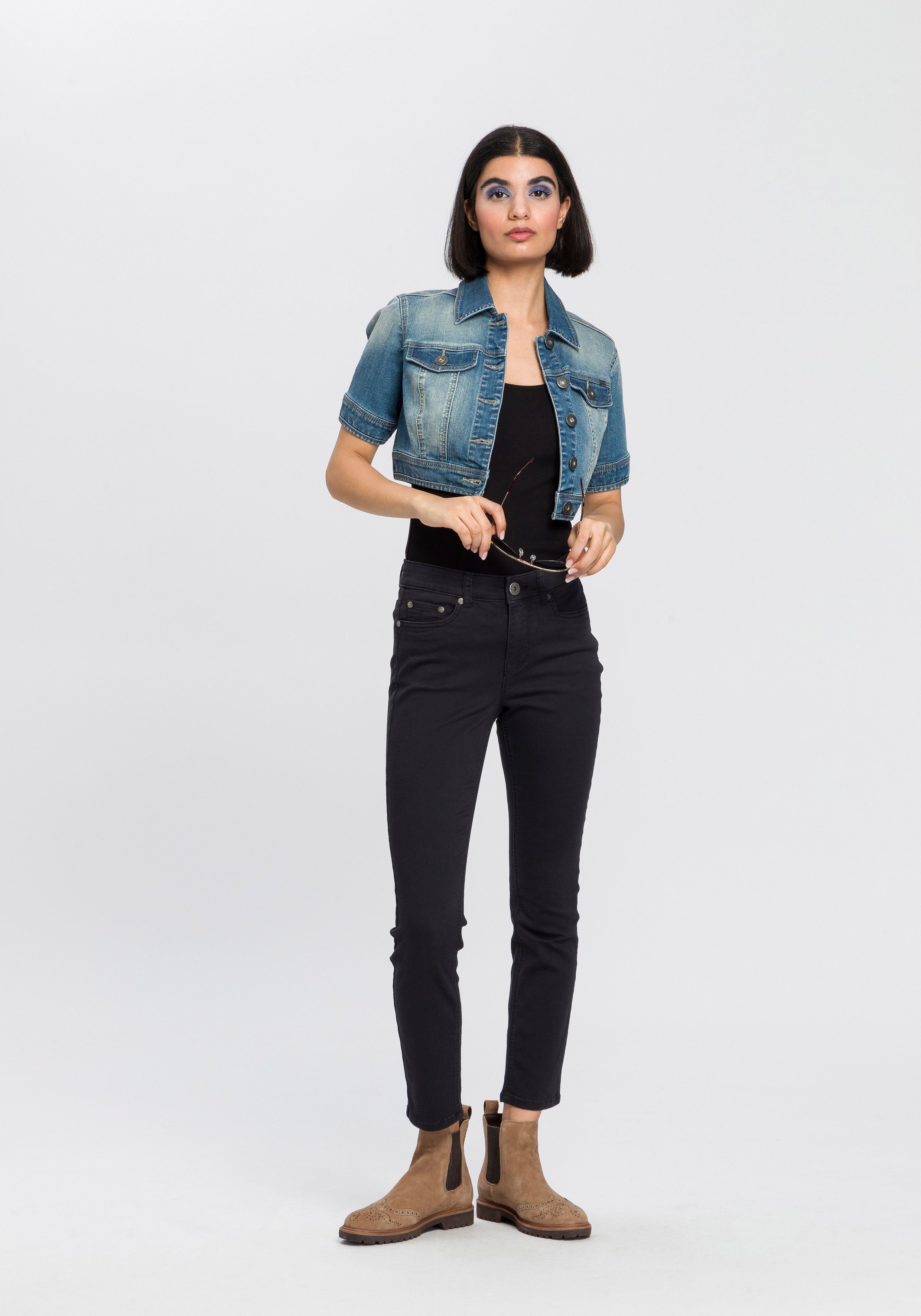 Arizona Jeansjacke aus Baumwollmischung, figurbetont, extrakurz, in Stretch-Qualität