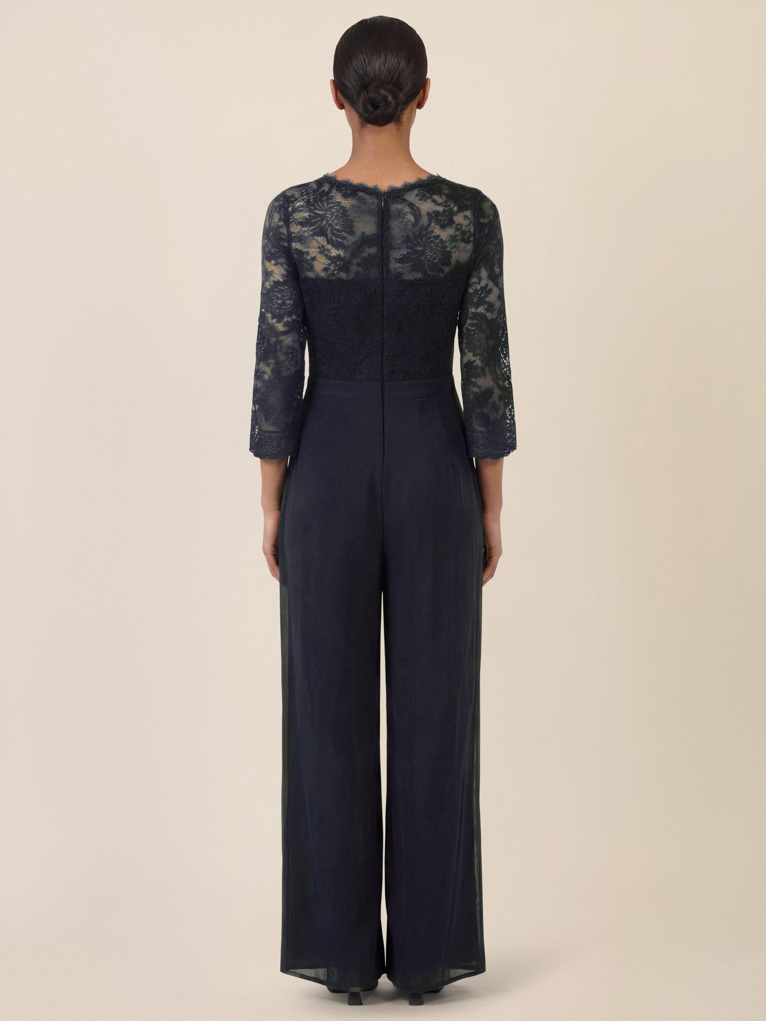 Apart Jumpsuit aus Spitze und Chiffon mit weitem Bein