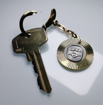 HR Autocomfort Schlüsselanhänger OPEL Metall Relief Emblem 3D Lüfterrad Anhänger Metall Diamantschliff aus 1956