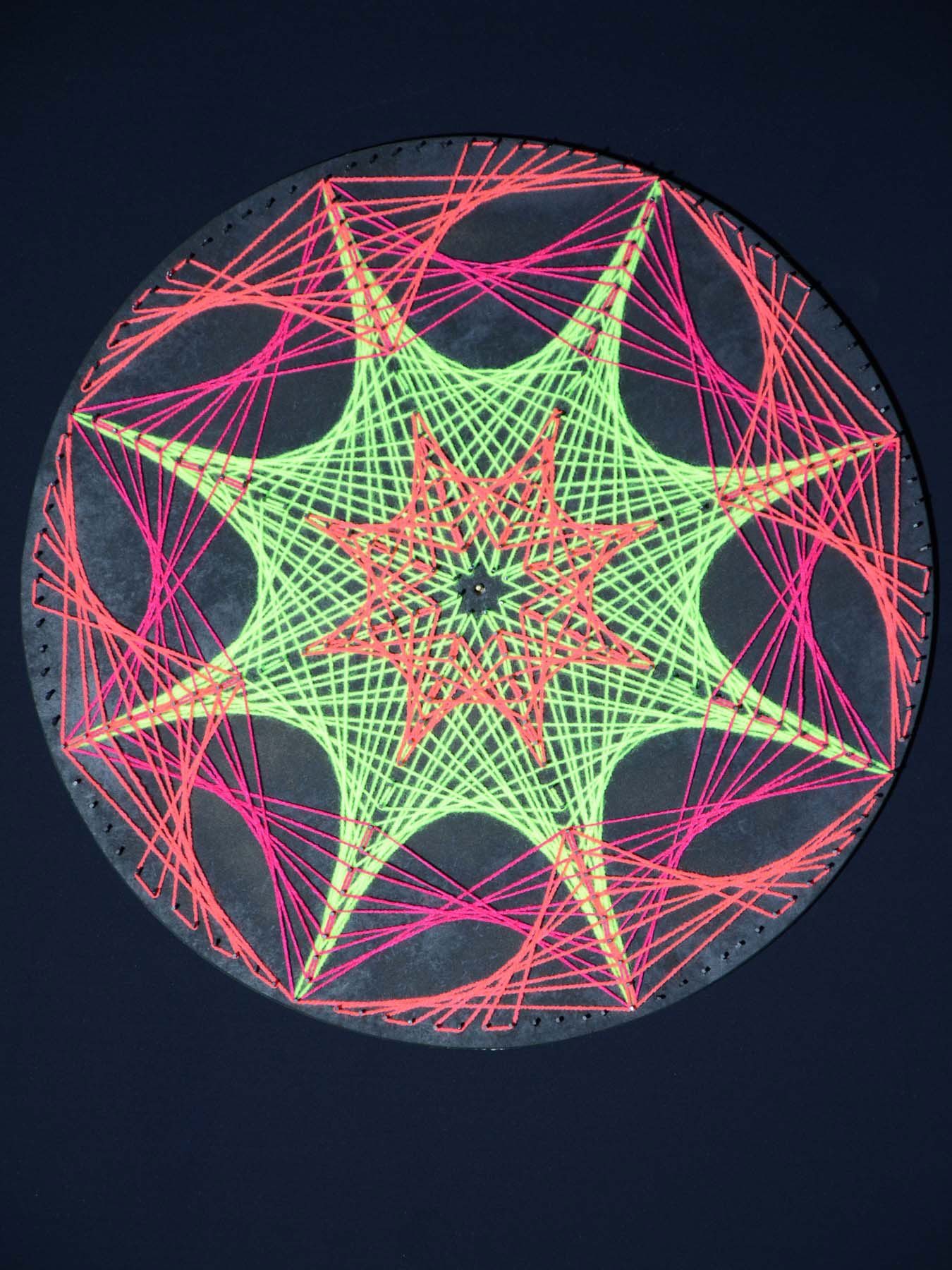 PSYWORK Dekoobjekt Schwarzlicht 2D StringArt Fadendeko Kreis "Fluo Star", 40cm, UV-aktiv, leuchtet unter Schwarzlicht