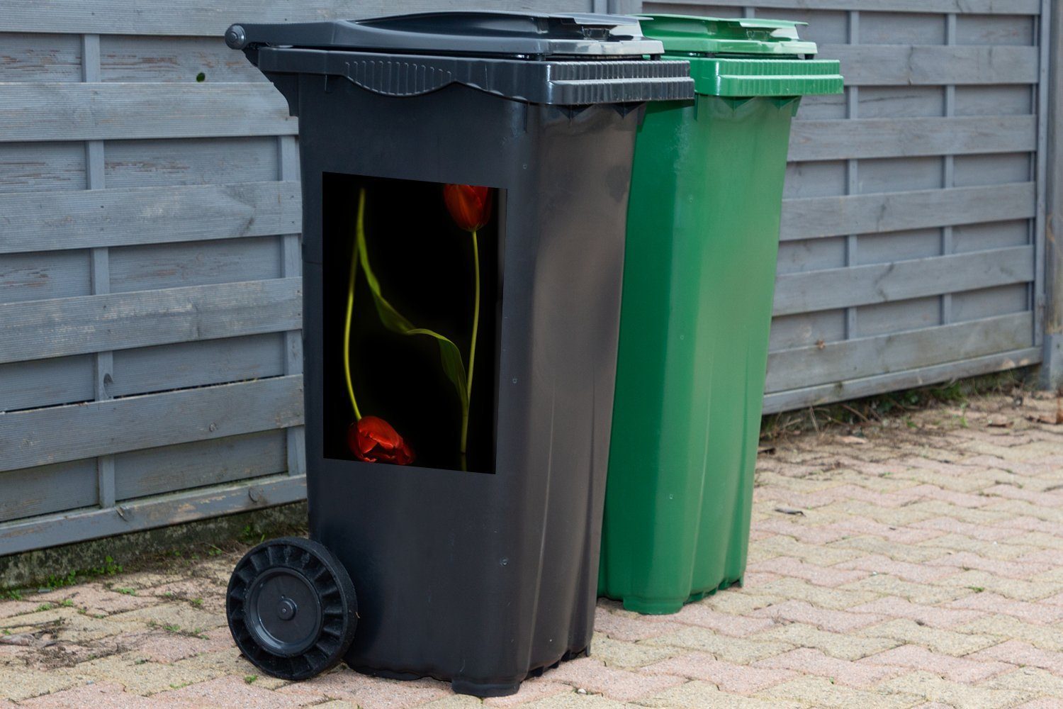 rote schwarzem Hintergrund Container, Wandsticker Sticker, auf MuchoWow St), Mülleimer-aufkleber, Mülltonne, Abfalbehälter Zwei Tulpen (1