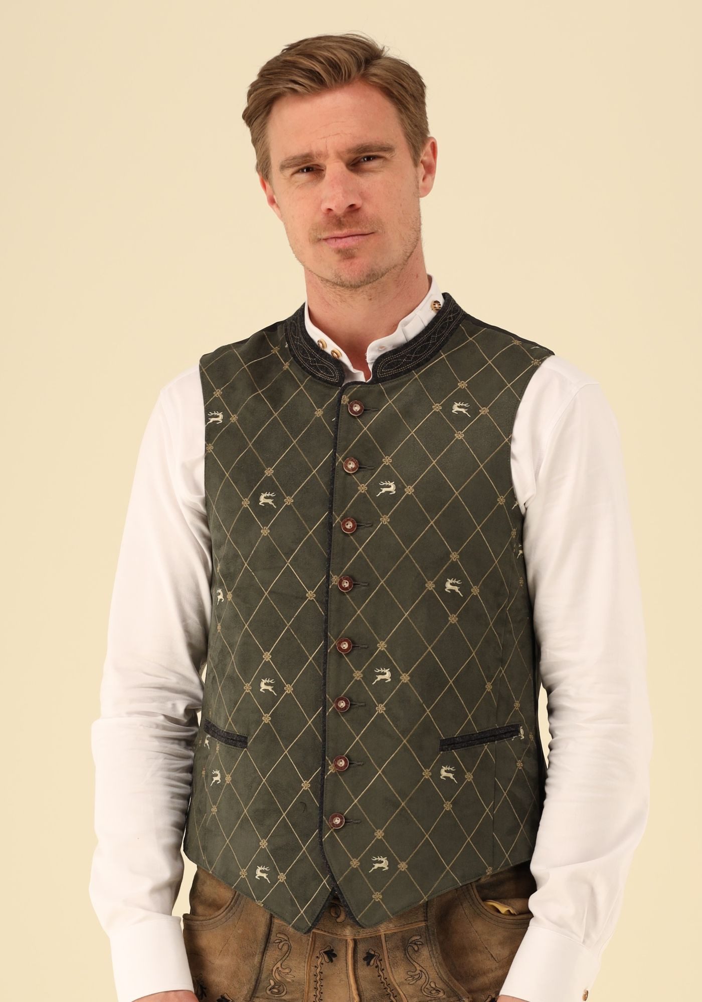 OS Trachten Trachtenweste Skoso Slim Fit, Stehkragen, 2 Paspeltaschen und Hirschhornoptik-Knöpfe – Bild 4 von 5