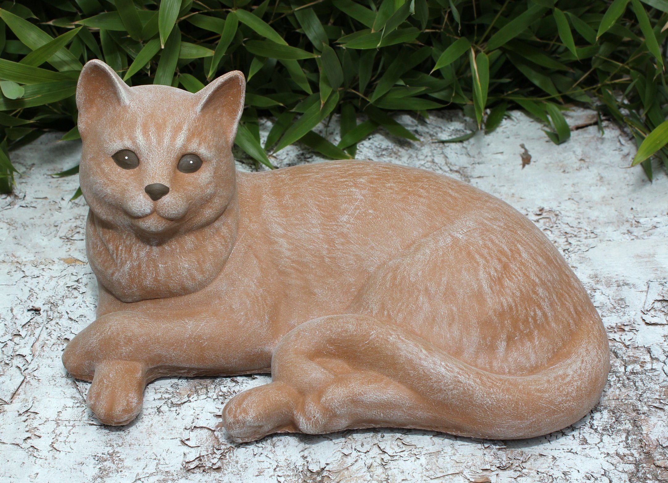 Tiefes Kunsthandwerk Tierfigur winterfest, Dekofigur Made Garten, frostsicher, Katze Germany in und Steinfigur terrakotta liegend Haus für 