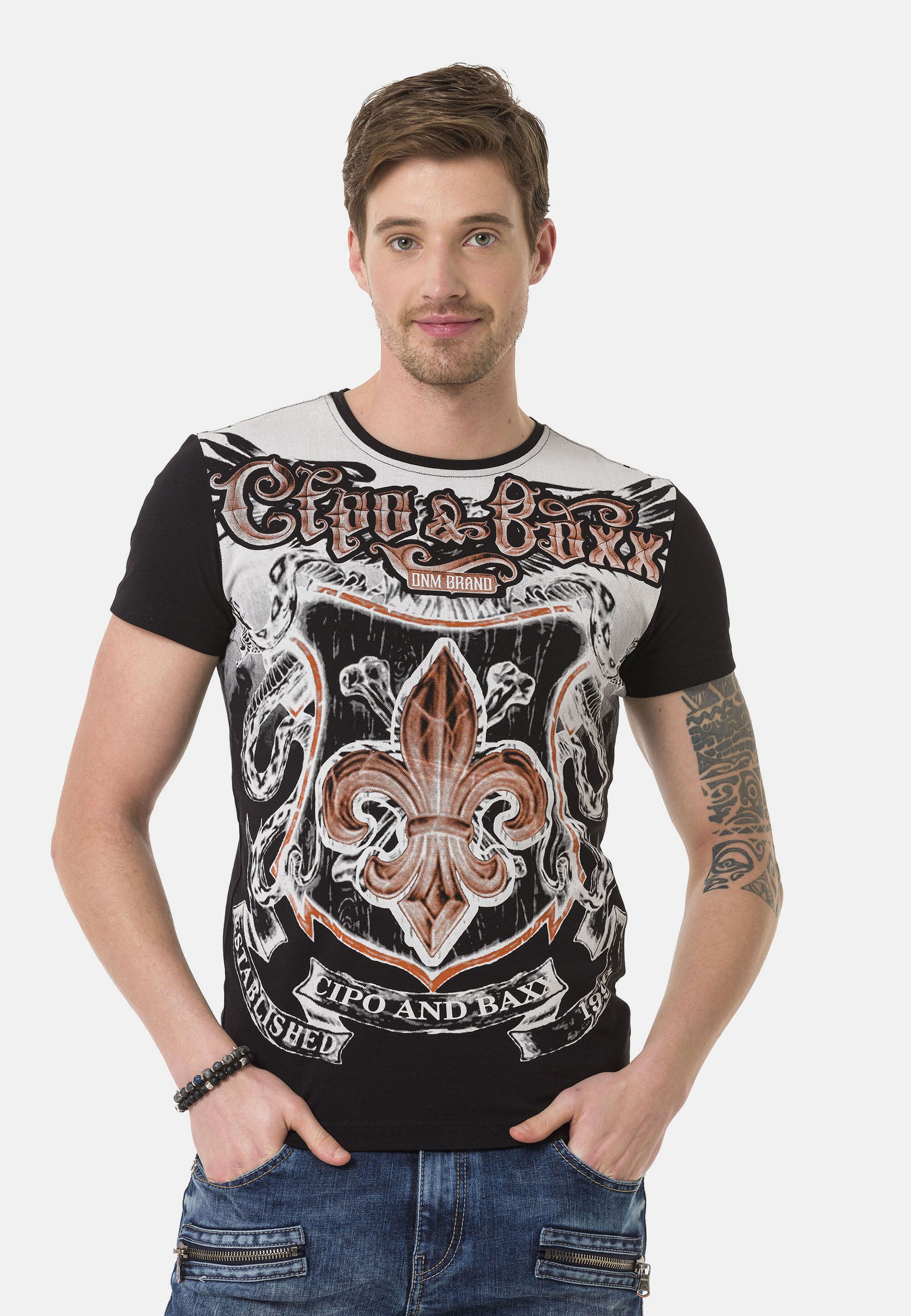 Cipo & Baxx T-Shirt T-Shirt mit rockigen Wappen- und Flügelprints