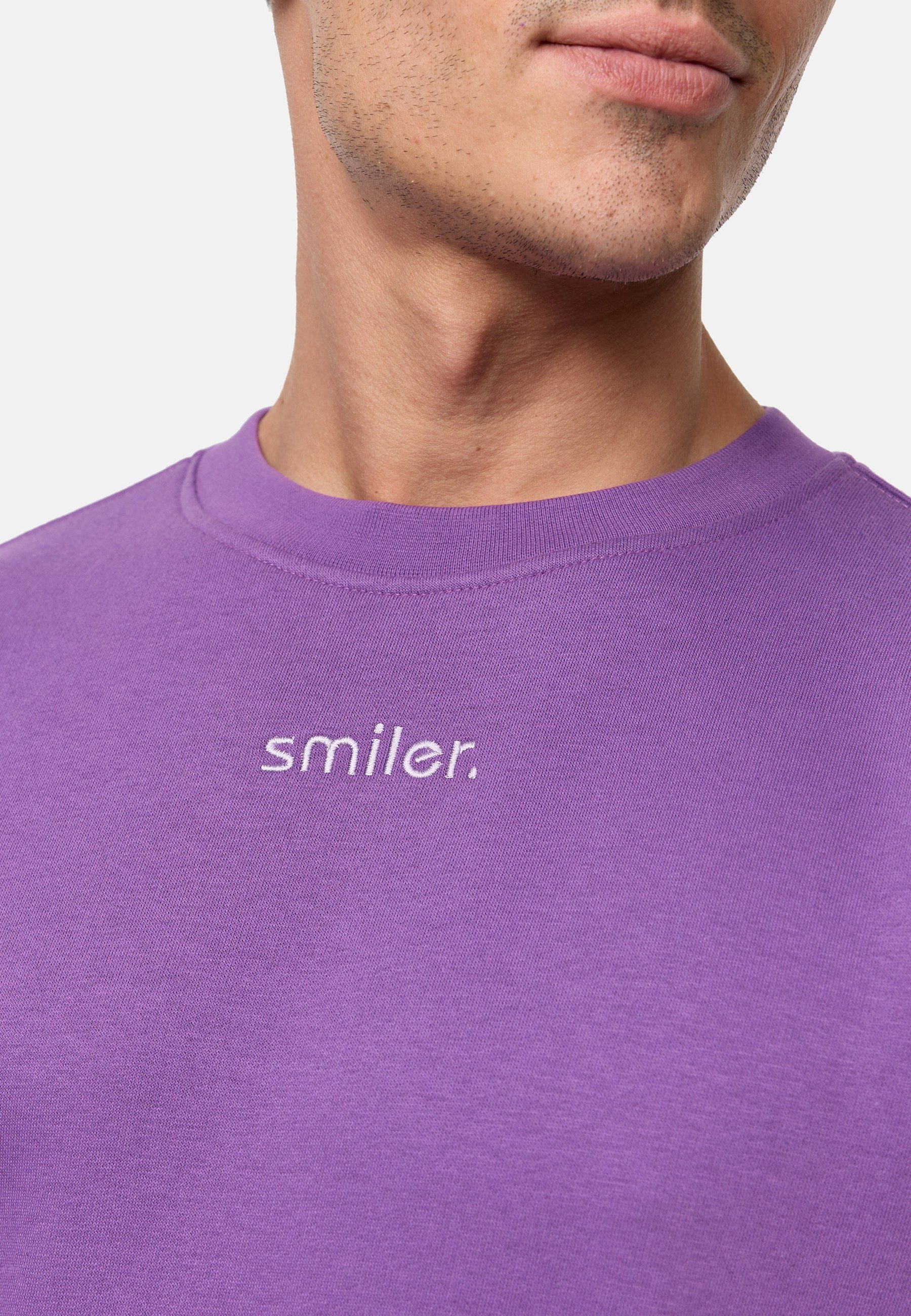 mit Label-Applikationen smiler. Sweatshirt lila dude.