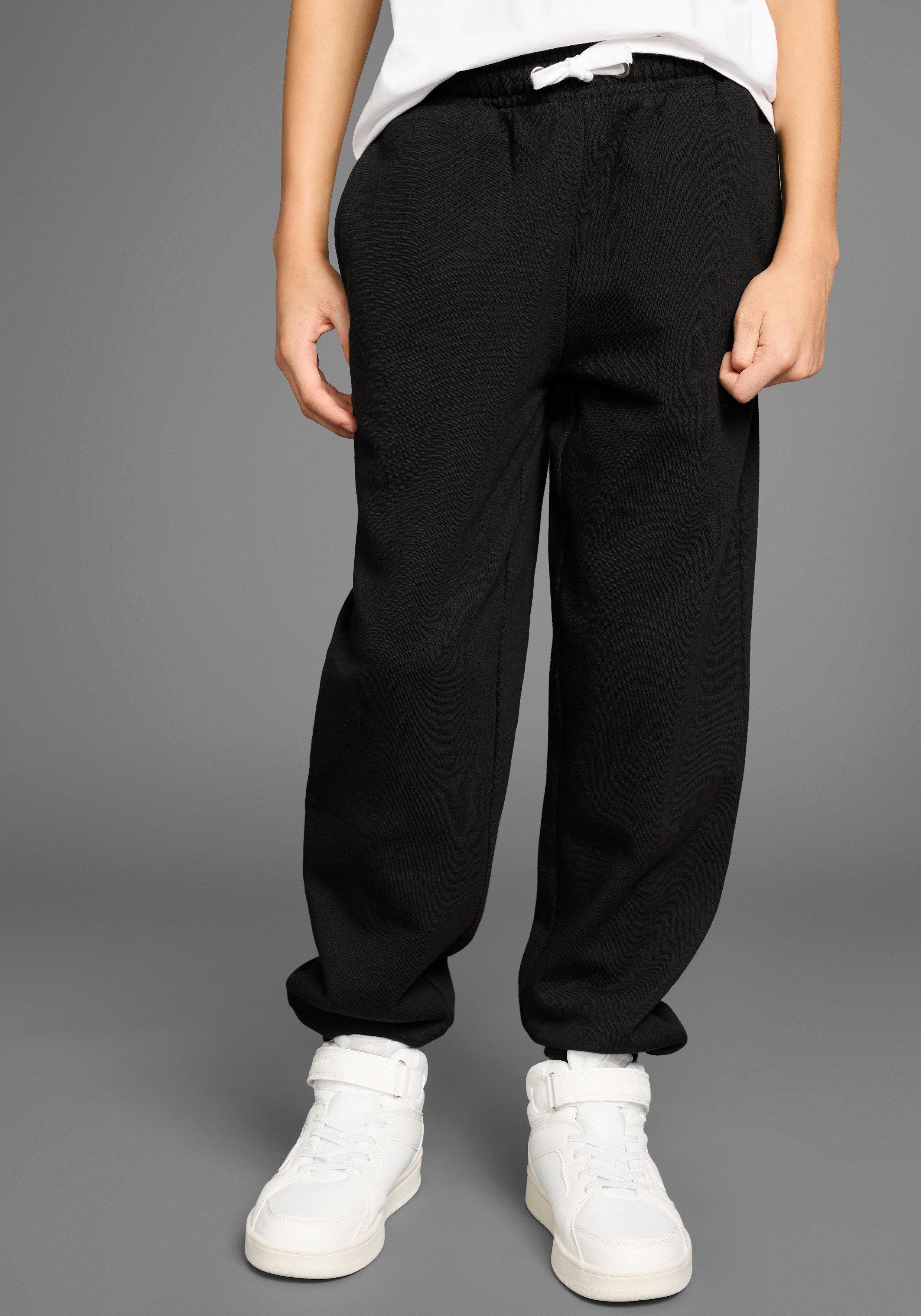 KangaROOS Sweathose Joggingshose mit KangaROOS Logo-Stickerei Must-Have Basic Sweathose mit kleiner Logo-Stickerei