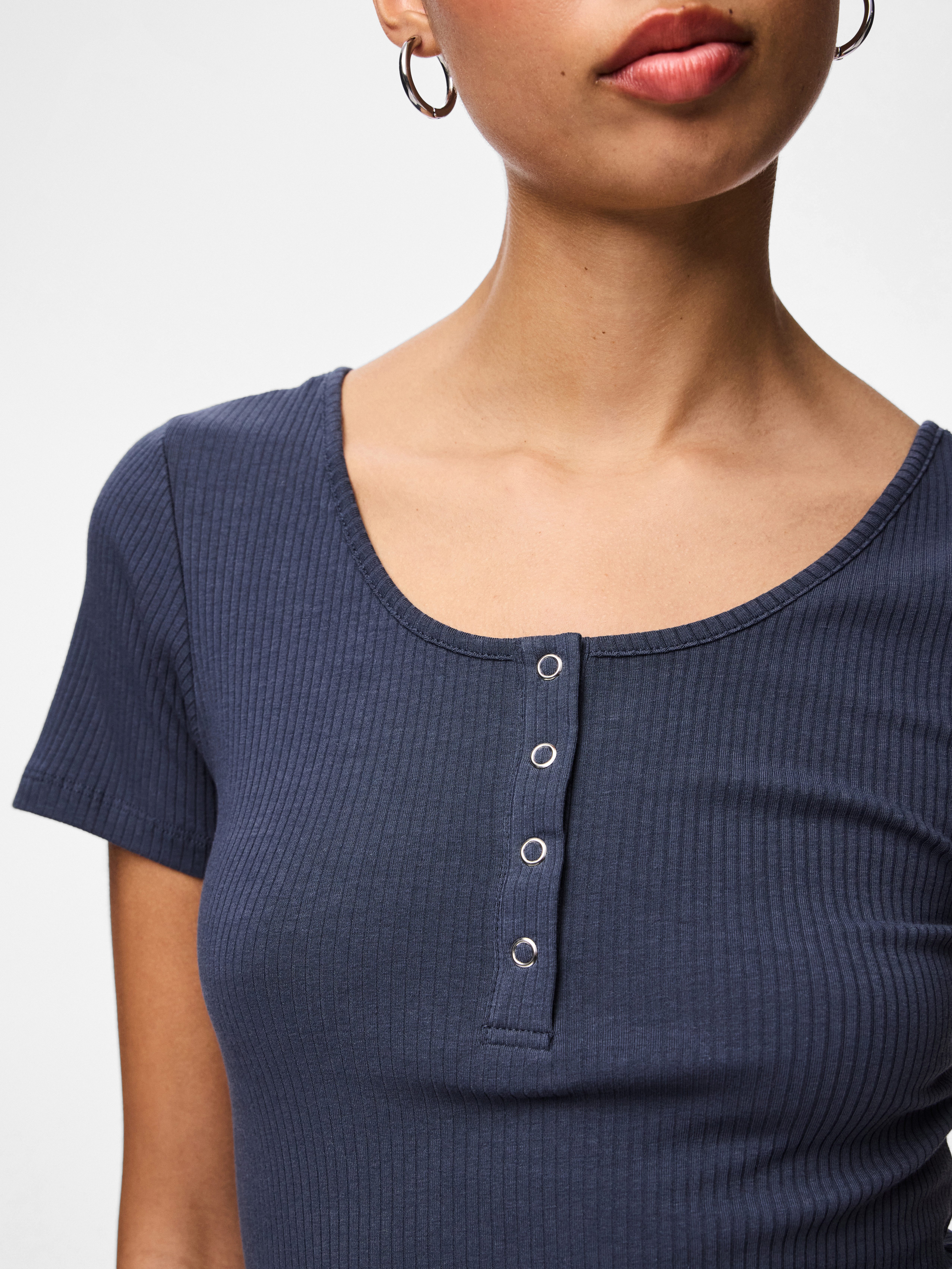 pieces Kurzarmshirt PCKITTE SS TOP NOOS BC Baumwollmischung, slim fit
