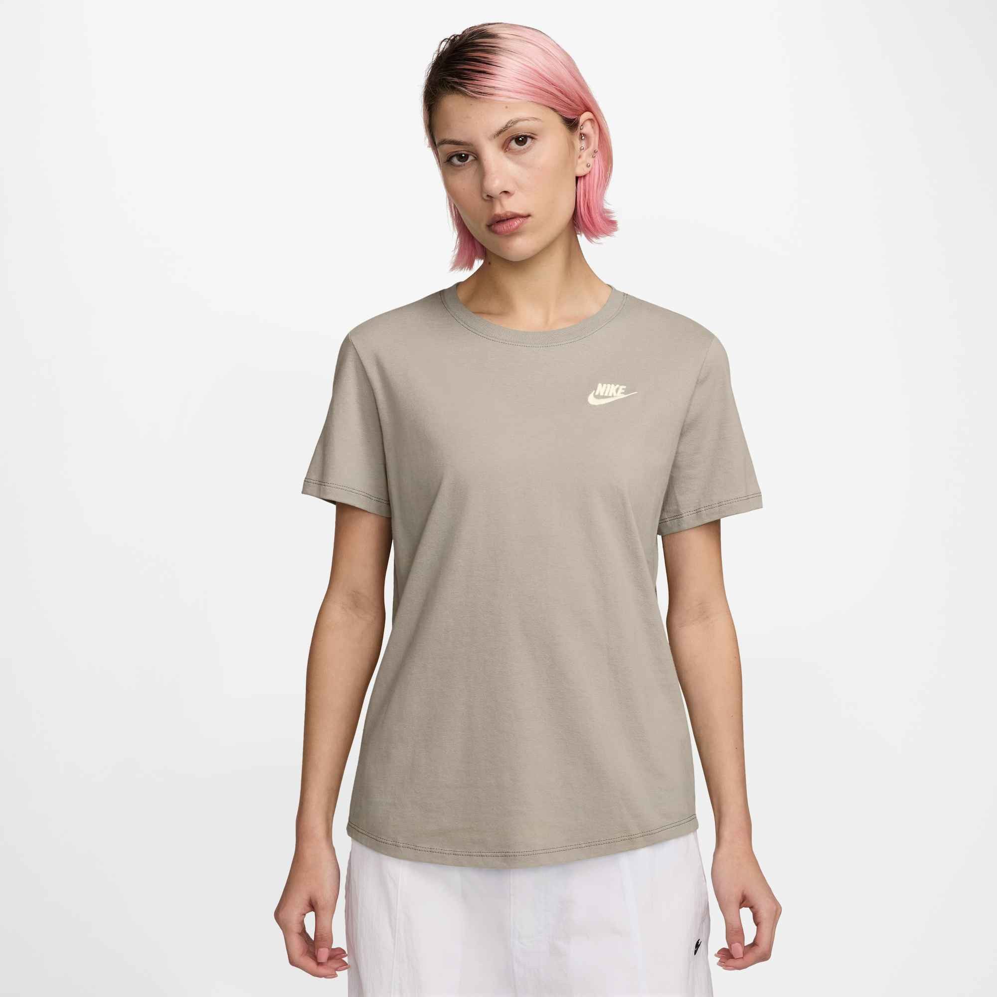 Nike Sportswear T-Shirt W NSW CLUB SS TEE mit leicht abgerundetem Saum, aus Baumwolle in Jersey-Qualität