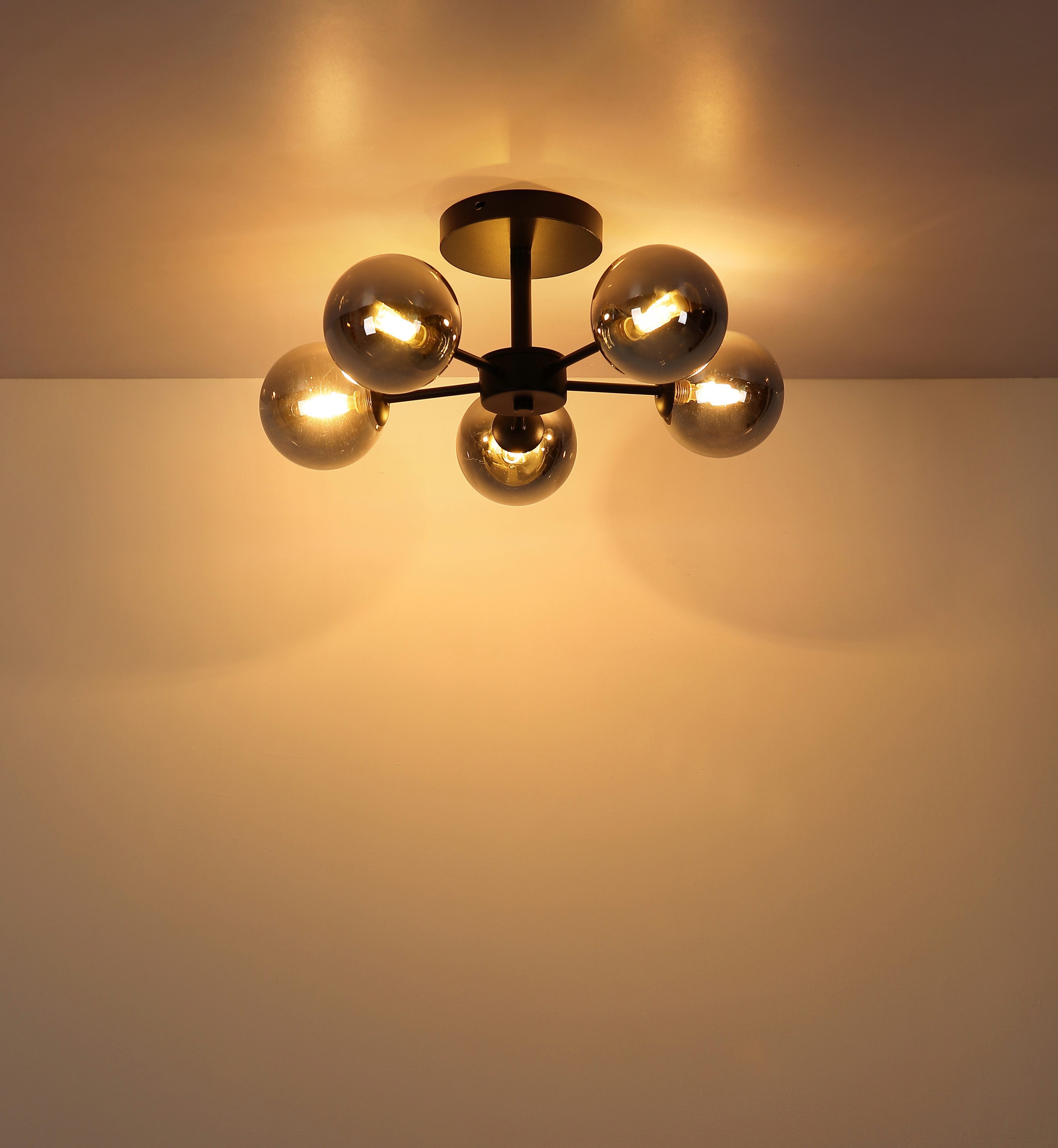 OTTO home Deckenleuchte Amellia, ohne Leuchtmittel, Metall schwarz-matt, Glas Rauchfarben, Ø 50cm, Glaskugeln, Deckenlampe