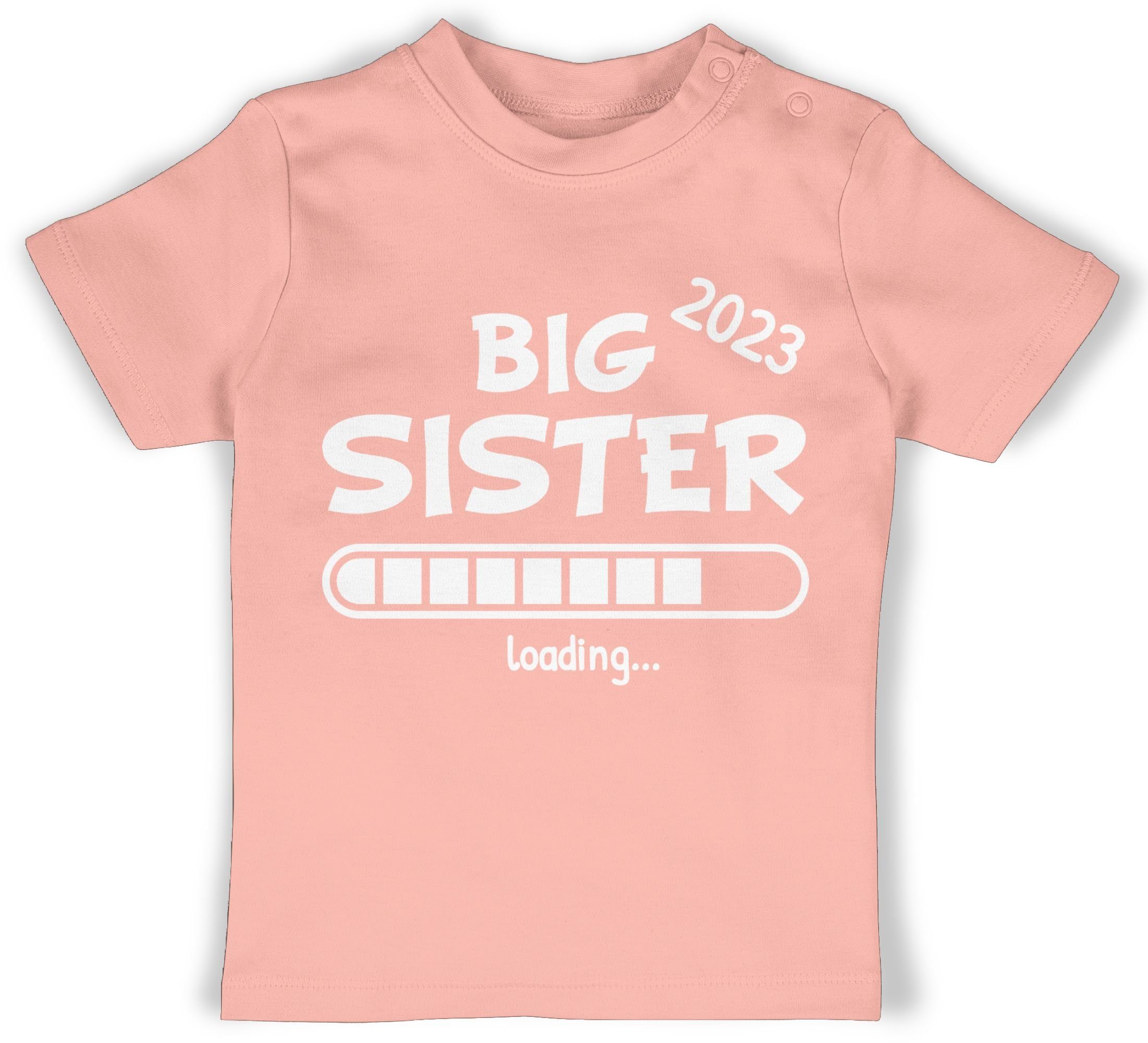 Bruder 2023 Big Sister Schwester und Geschwister loading Shirtracer Babyrosa 1 T-Shirt