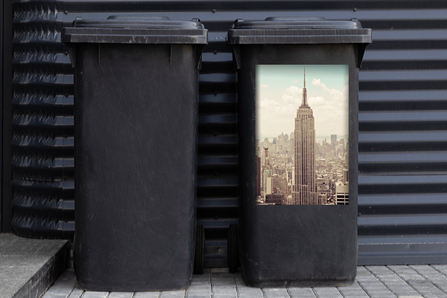 mit Mülleimer-aufkleber, St), Empire State Abfalbehälter auf MuchoWow altmodischen (1 Blick das Building Wandsticker einem Sticker, Container, Thema Mülltonne,