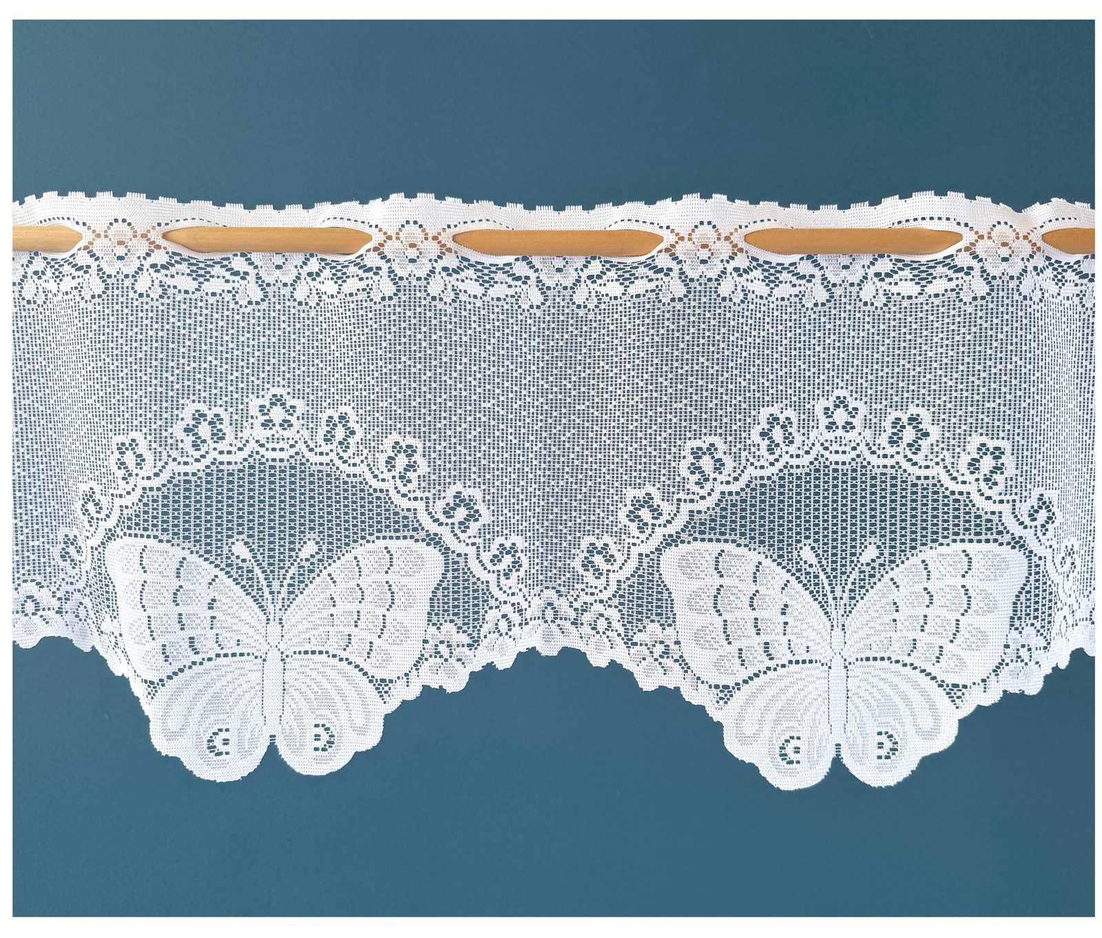 heimtexland Scheibengardine Jacquard Gardine weiß Schmetterling Fensterdeko (1 St), Durchzuglöcher, halbtransparent, Jacquard, als Bistrogardine oder Querbehang mit Blumen Bordüre gebogt