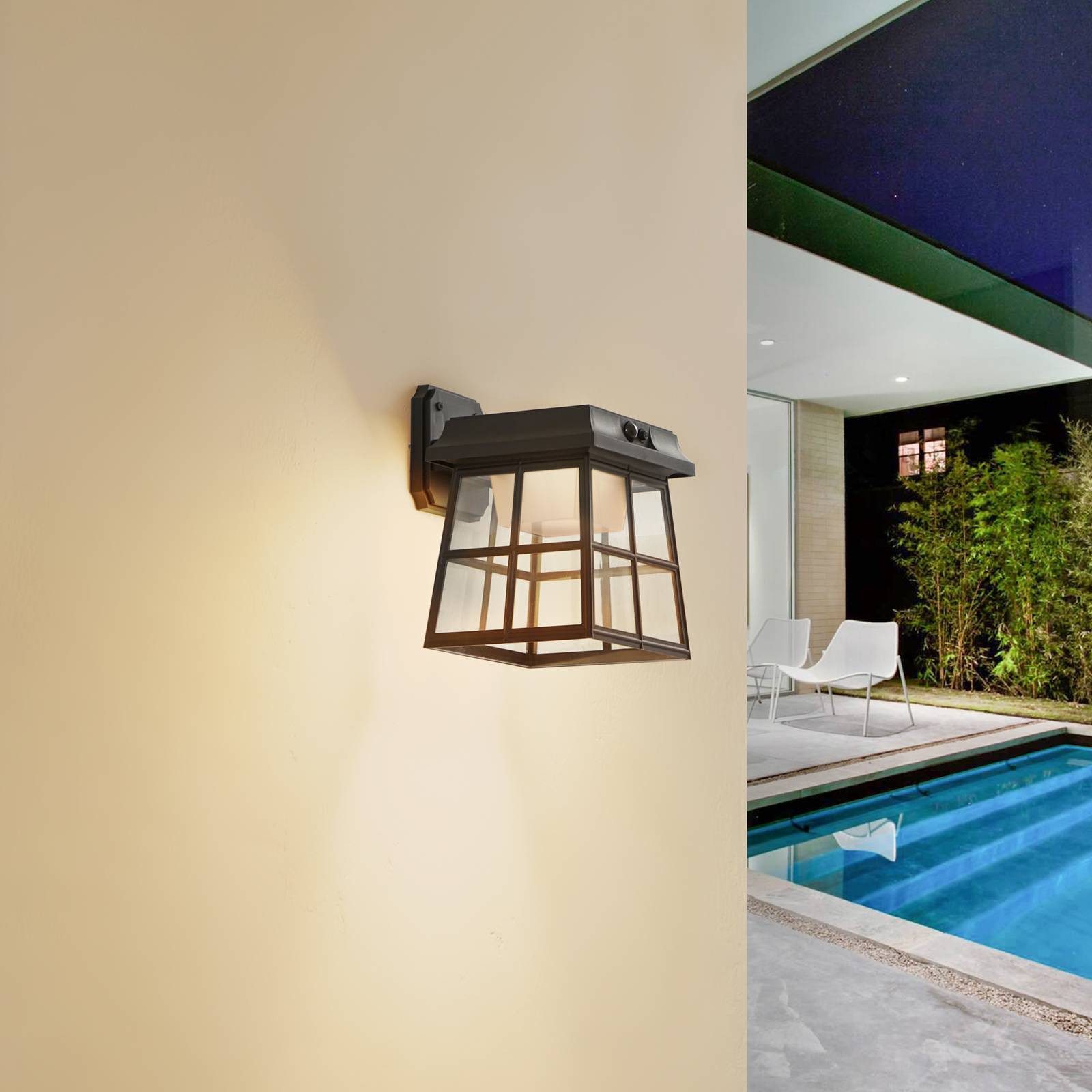 Lindby Außen-Wandleuchte Latarka, LED, Kunststoff Schwarz warmweiß IP44mit Bewegungsmelder, 1 x 8 W LED, warmweiß