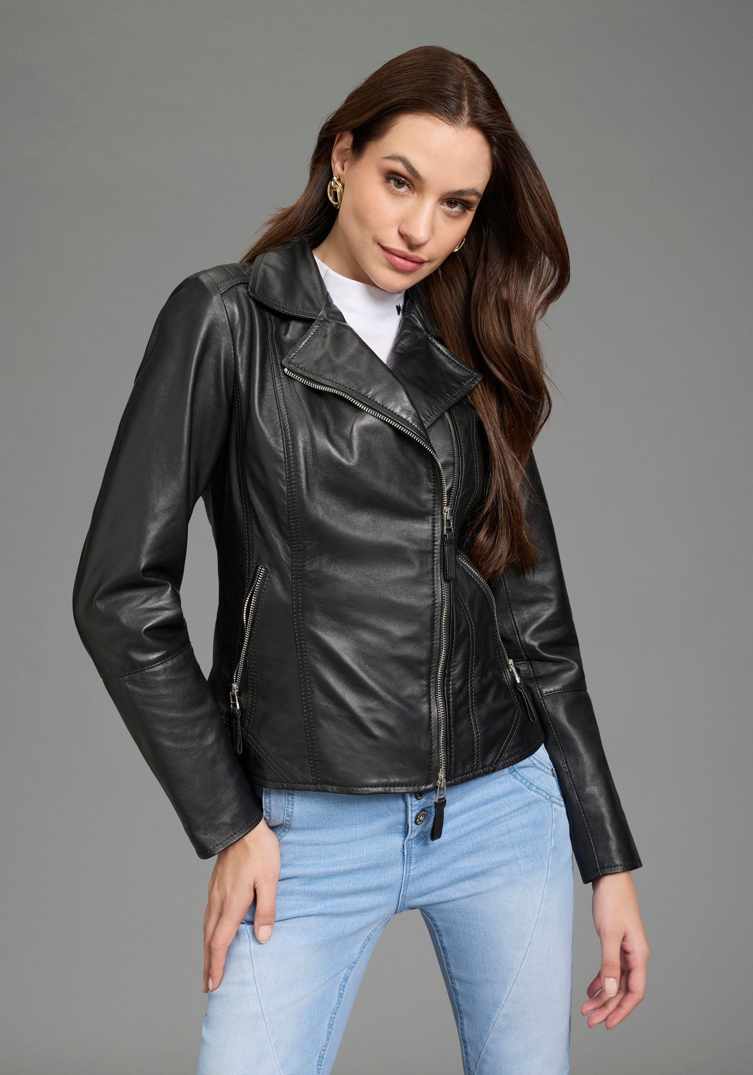 Bruno Banani Lederjacke figurenbetont, mit Reißverschluss, mit Reverskragen, für Casualmode. € 229,99, (€ 229,99 pro 1 Stk).