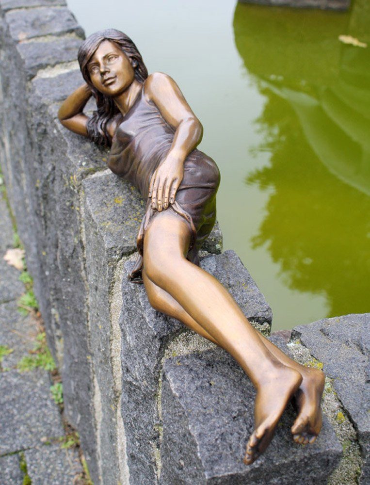 Skulptur Bronzeskulpturen einer Frau liegende Bronzefigur