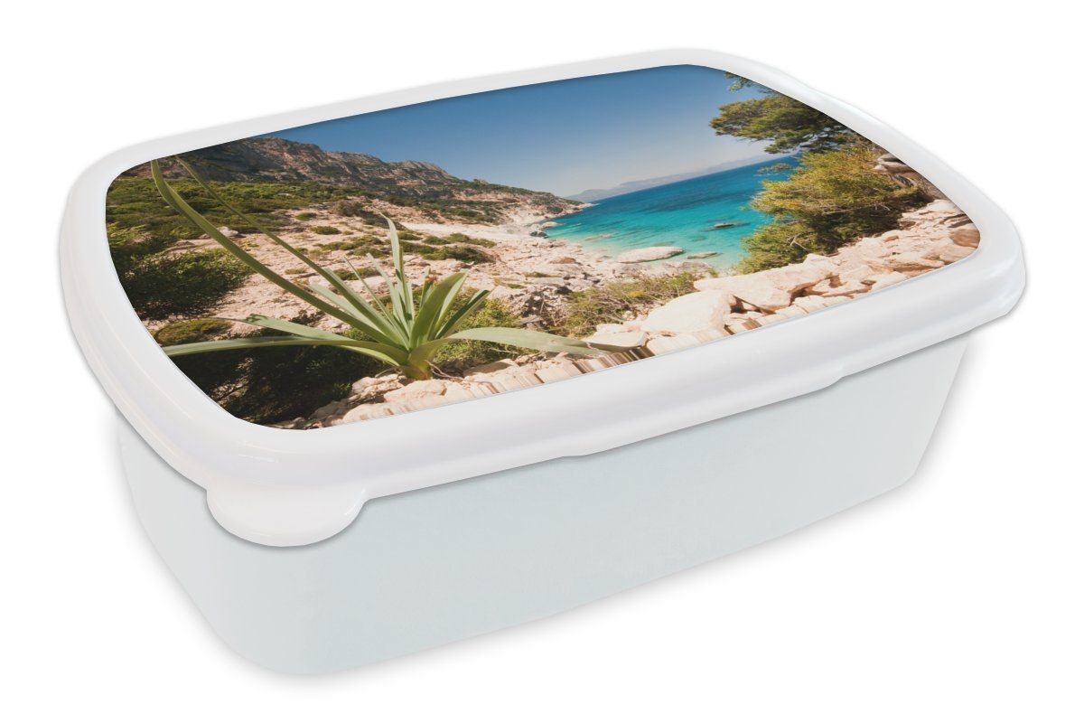 MuchoWow Lunchbox Der Blick auf die felsige Küste von Punta Goloritzé, Kunststoff, (2-tlg), Brotbox für Kinder und Erwachsene, Brotdose, für Jungs und Mädchen weiß