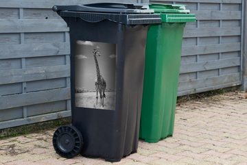 MuchoWow Wandsticker Giraffe auf Feld in schwarz-weiß (1 St), Mülleimer-aufkleber, Mülltonne, Sticker, Container, Abfalbehälter