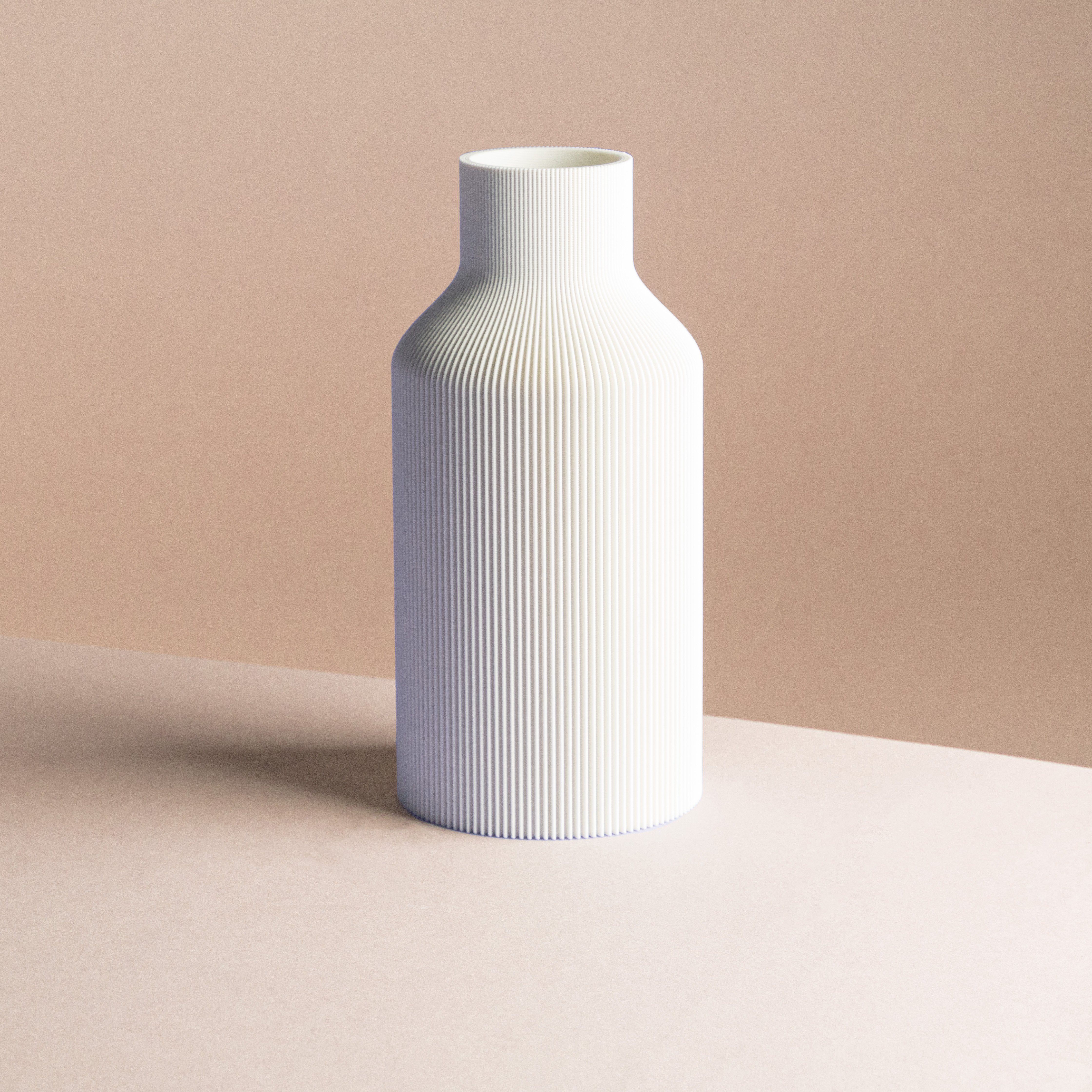 Dennismaass. Dekovase FLASCHE, 3D Druck, wundervolle Rillen-Optik, für Blumen aller Art, dekorative Vase aus dem 3D Drucker weiss