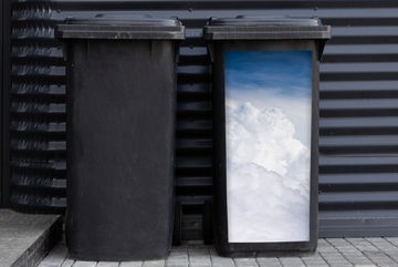 MuchoWow Wandsticker Große weiße Wolken an einem dunkelblauen Himmel (1 St), Mülleimer-aufkleber, Mülltonne, Sticker, Container, Abfalbehälter