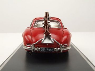 Schuco Modellauto Mercedes 300 SL Flügeltürer Davos 1957 rot mit Figur und Skiern Modell, Maßstab 1:43