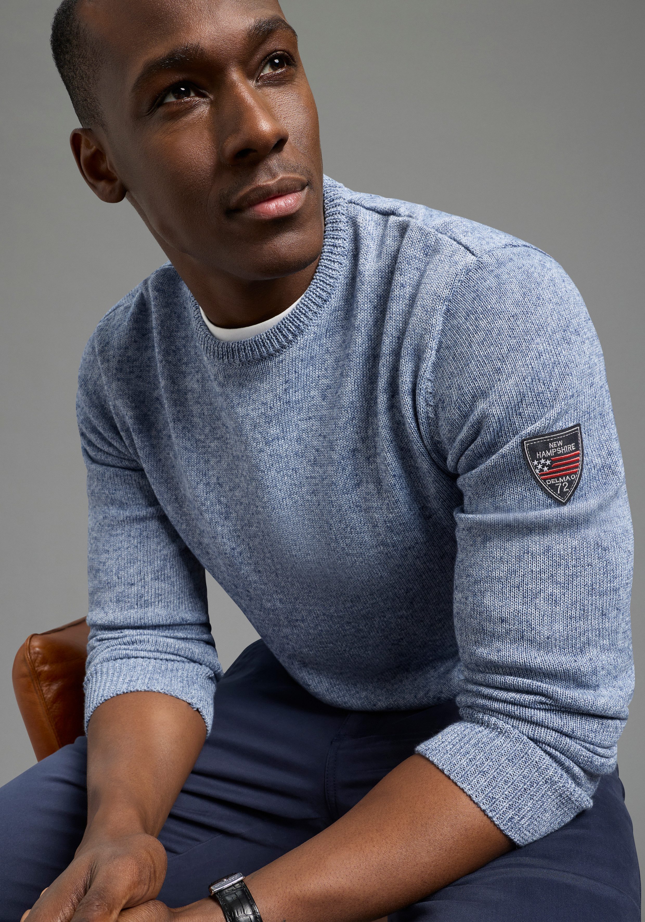 DELMAO Rundhalspullover Neue Kollektion! Sommerlicher Leinenanteil Rundhalsausschnitt, regular fit, Langarm, melierte Optik