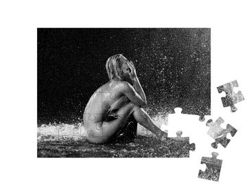 puzzleYOU Puzzle Aktfotografie: Nackte Frau im Regen, schwarz-weiß, 48 Puzzleteile, puzzleYOU-Kollektionen Erotik