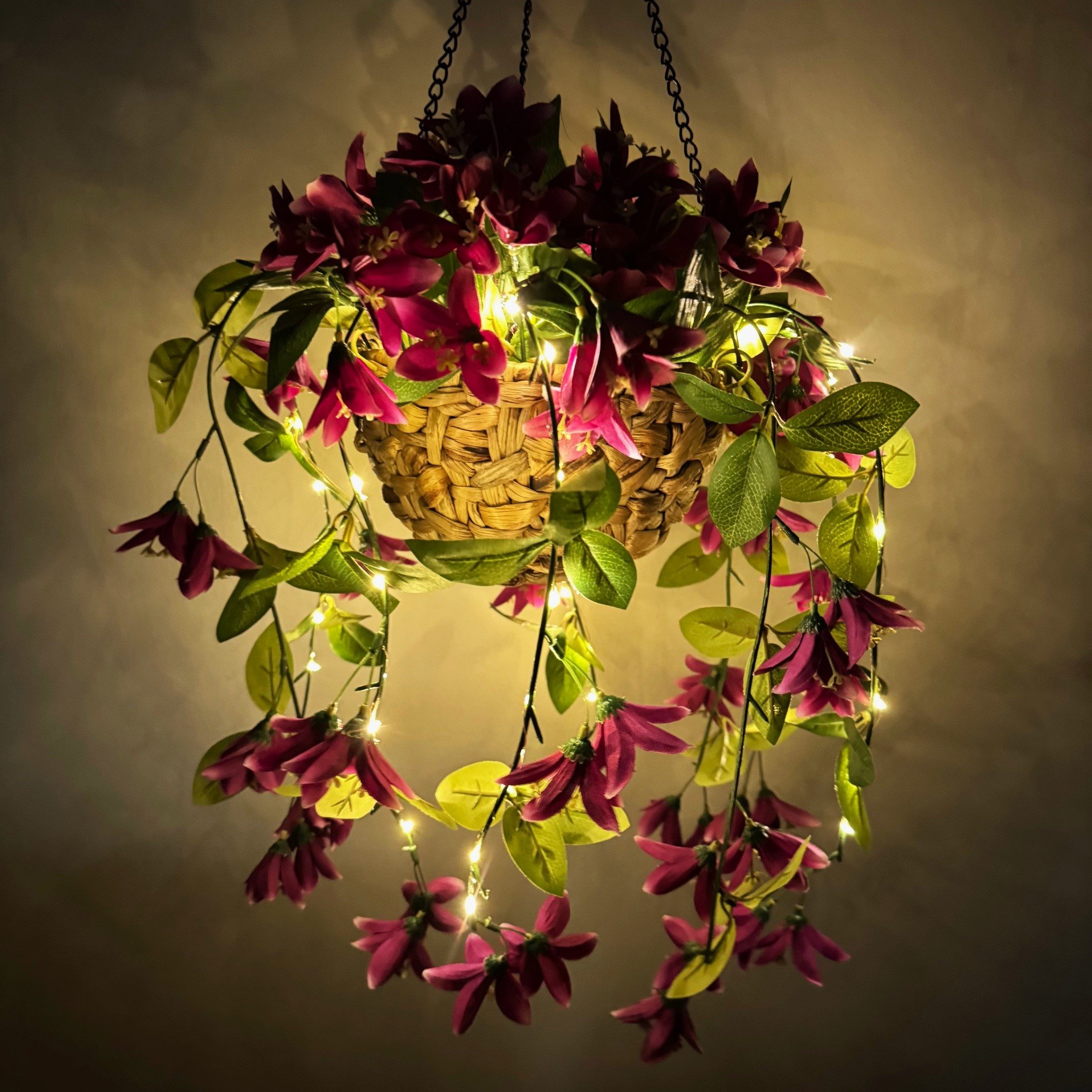 Künstliche Zimmerpflanze mit LED-Lichterkette & Timer - Kunstblumen im Korb günstig online kaufen