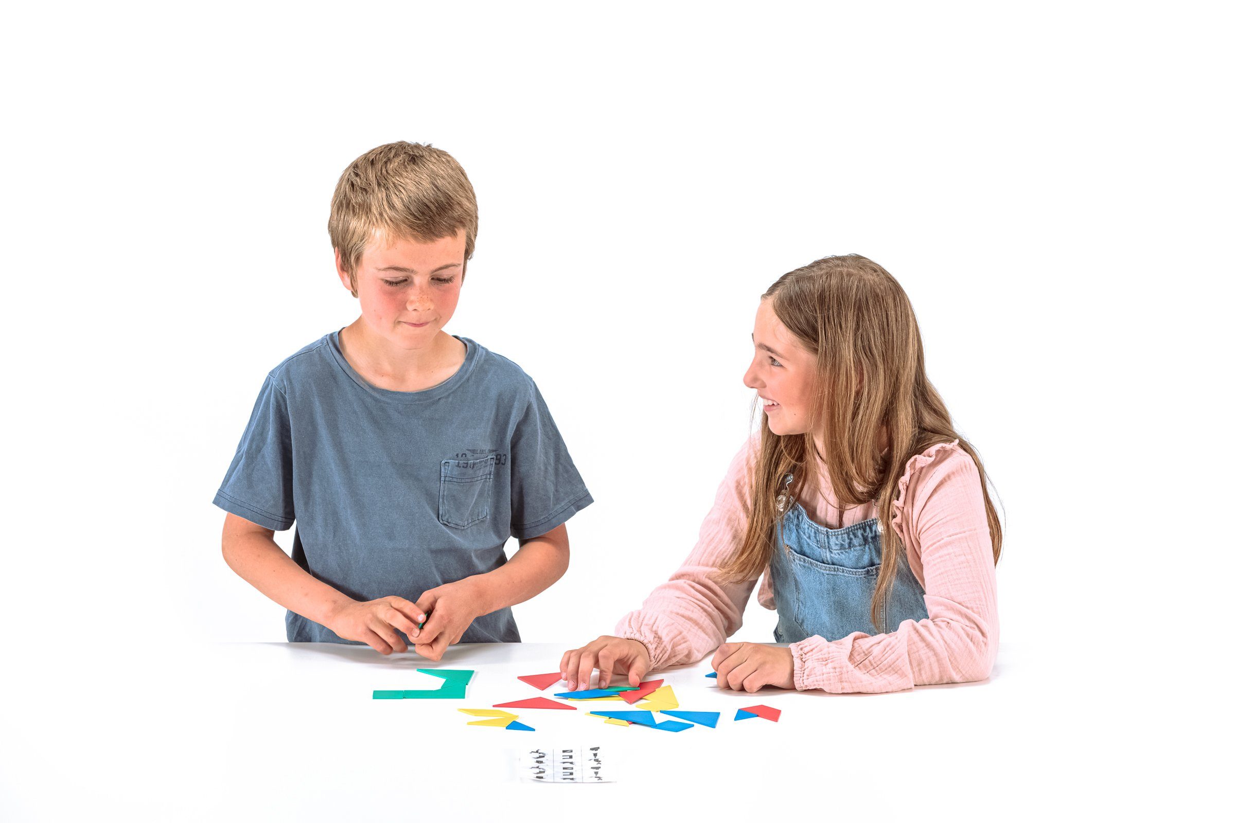 Wissner® aktiv lernen Lernspielzeug Tangramsatz in 4 Farben (28 Teile), Geometrie Muster legen (28-St)