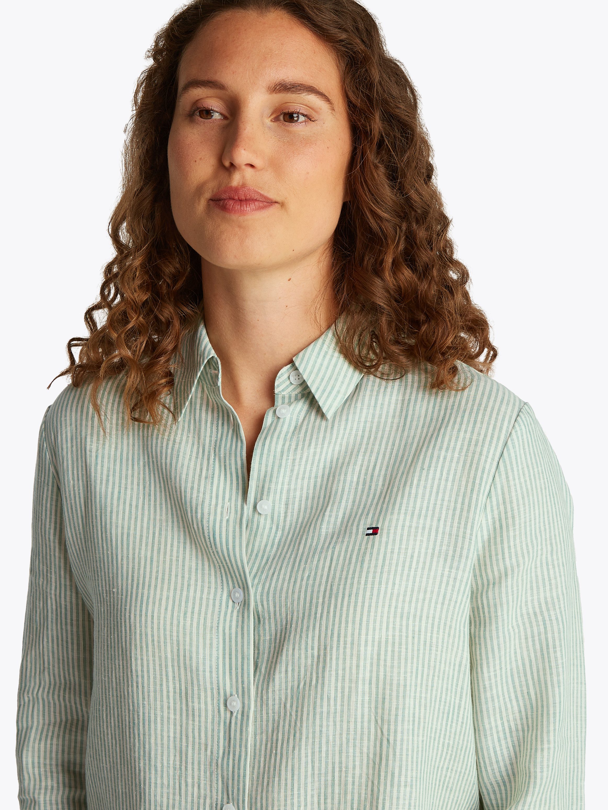 Tommy Hilfiger Hemdbluse ESS LINEN RELAXED SHIRT mit Logostickerei,kühlende günstig online kaufen
