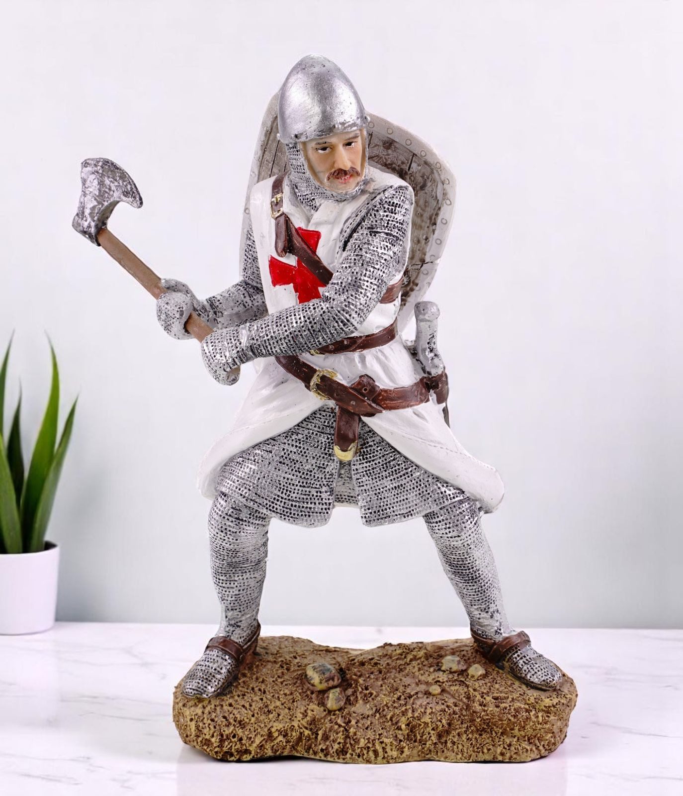 Kremers Schatzkiste Dekofigur Tempelritter Figur mit Axt und Schild Handbemalt 19 x 17 cm