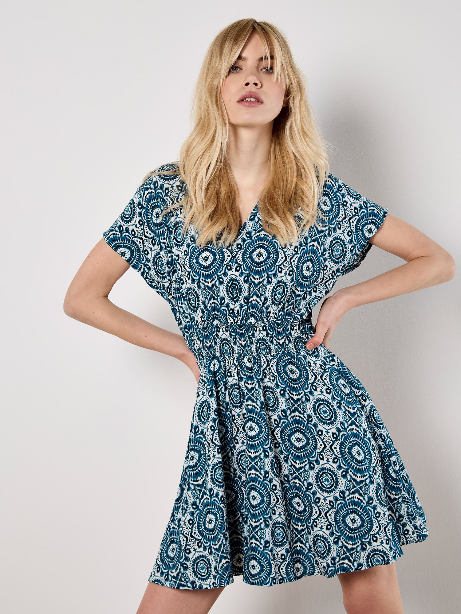 Apricot Minikleid Batik Print Minikleid mit Smokdetails günstig online kaufen