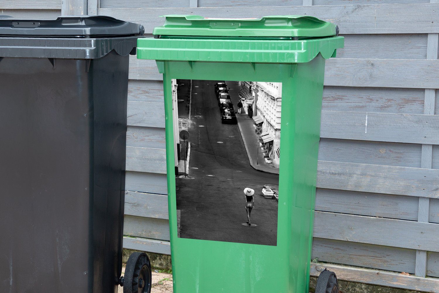 Mülltonne, Frau Fotografie - Stadt Mülleimer-aufkleber, MuchoWow Container, (1 weiß - - Abfalbehälter Schwarz und Sticker, St), Wandsticker